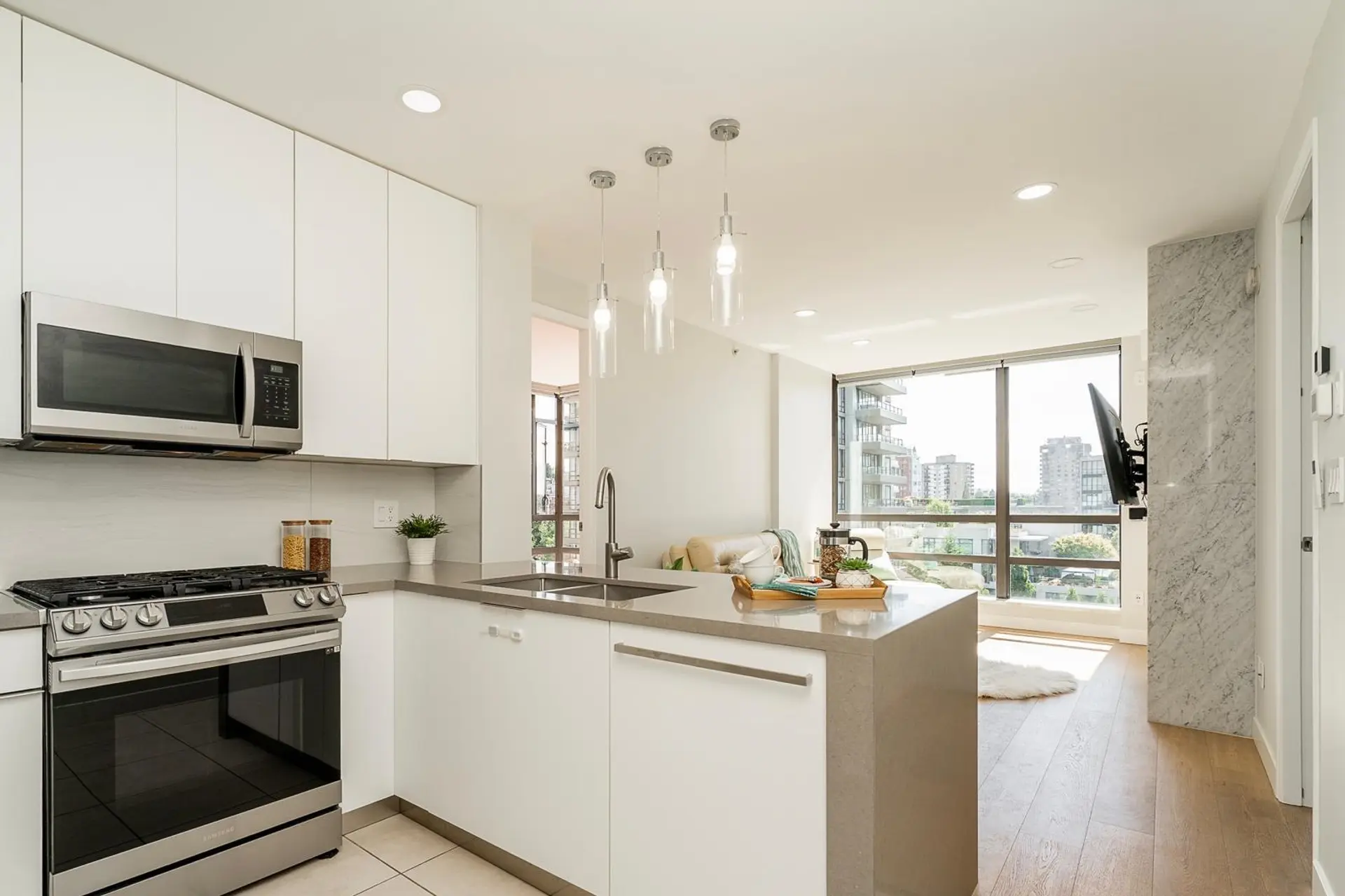 Property at #1002 170 W 1st Street, North Vancouver, BC