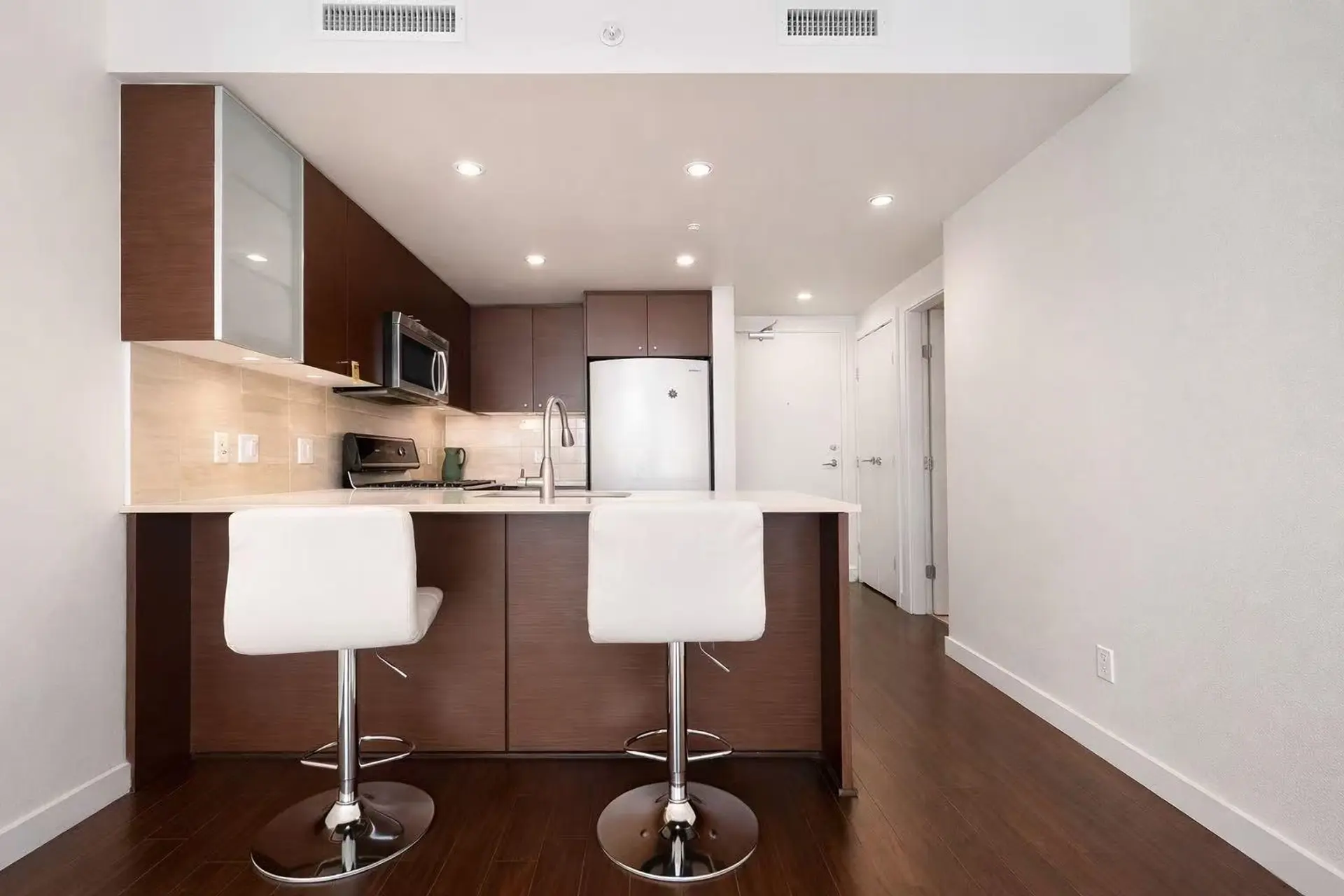 #1609 5900 Alderbridge Way - Image 2