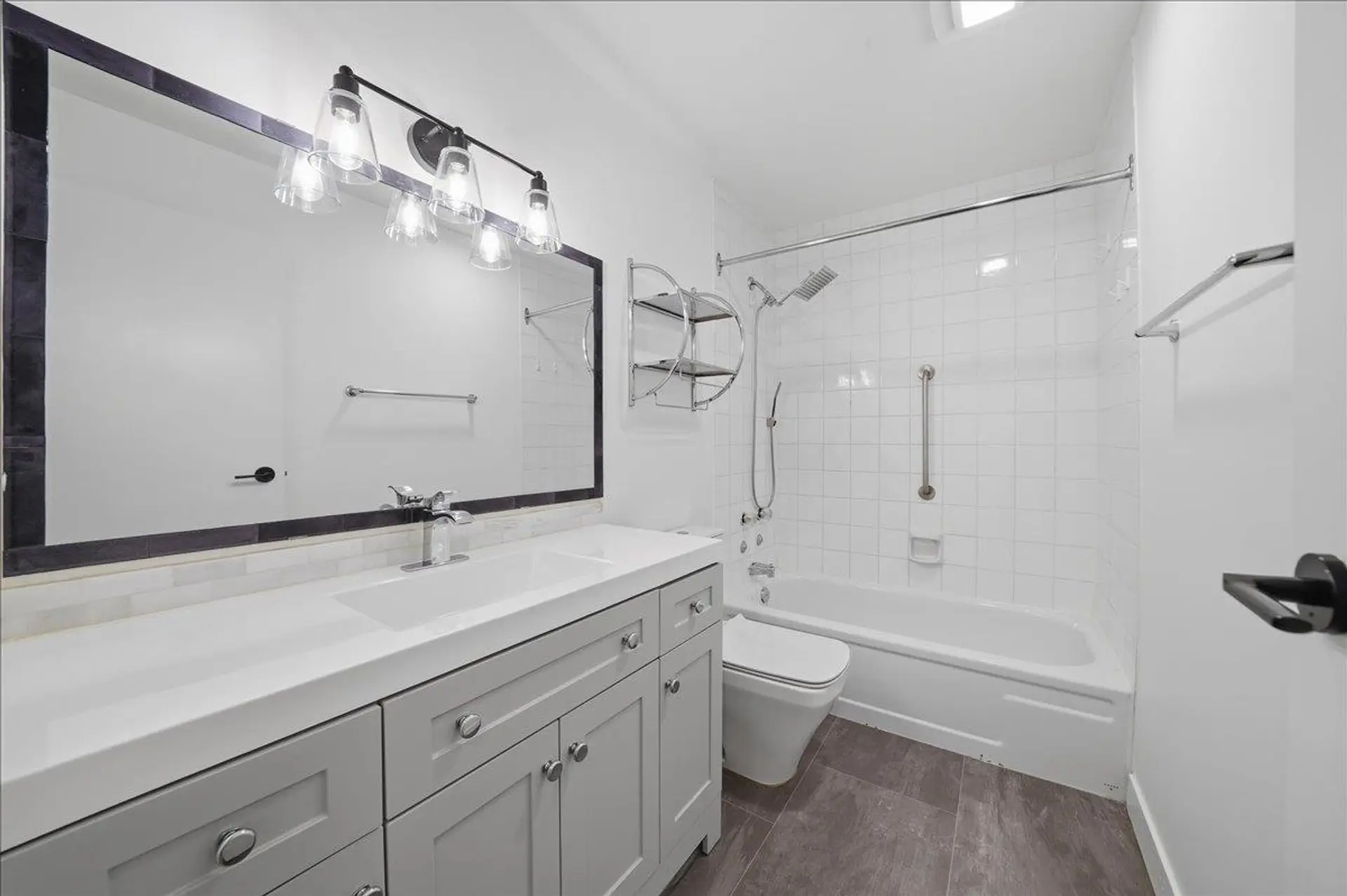 Property at #406 1340 DUCHESS AVENUE, West Vancouver, BC