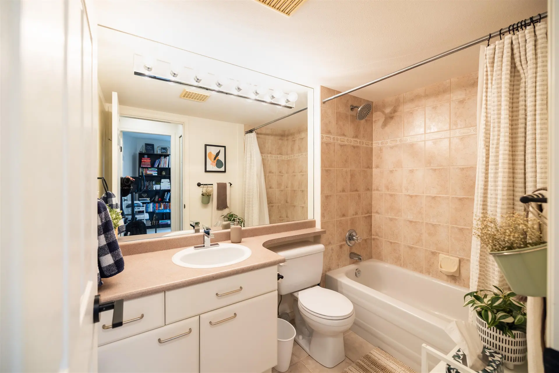 Property at #207 15325 17 AVENUE, Surrey, BC