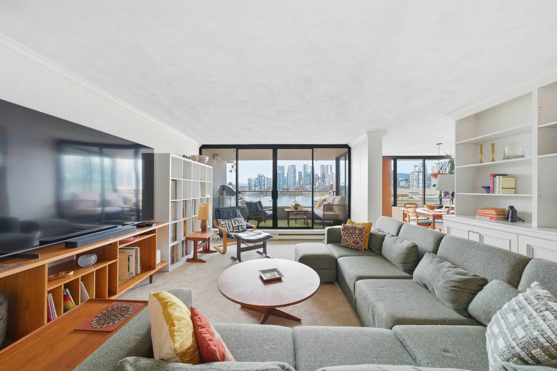 Property at #533 666 Leg In Boot Square, Vancouver, BC