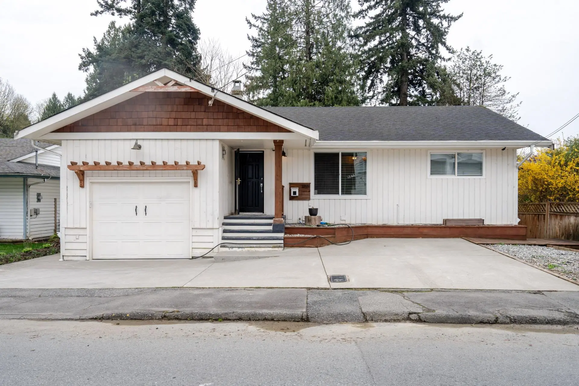 Property at 33986 Walnut Avenue, Abbotsford, BC