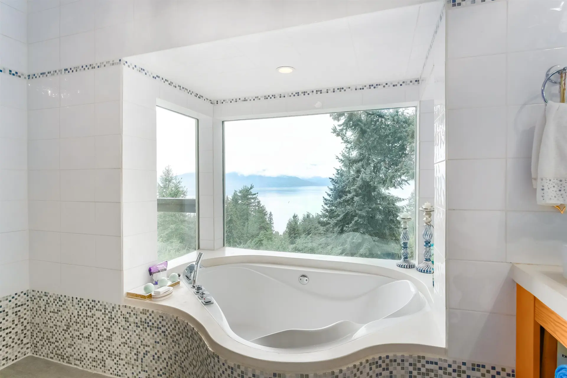 Property at 20 OCEANVIEW ROAD, Lions Bay, BC