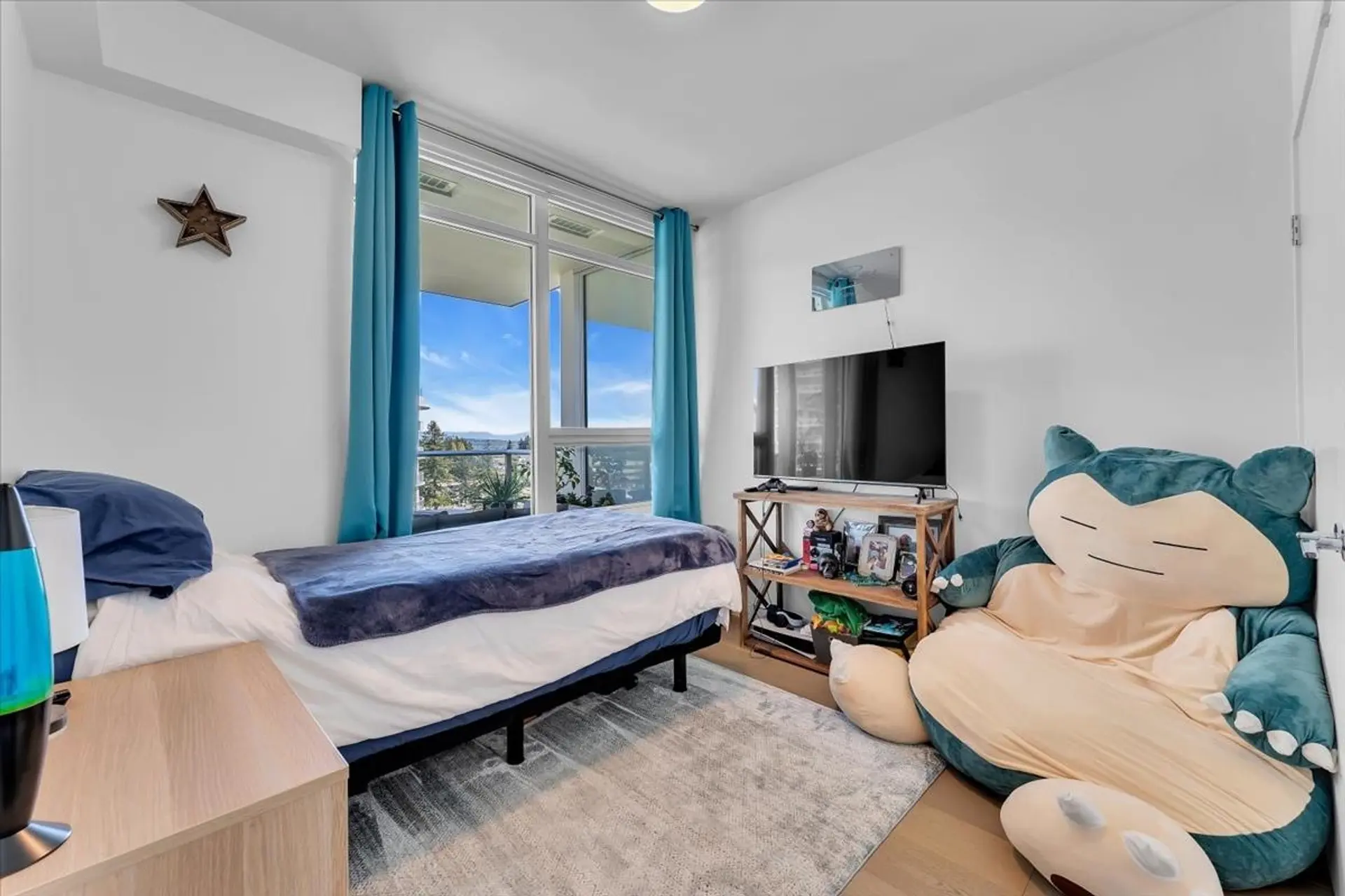 Property at #805 15165 Thrift Avenue, Surrey, BC