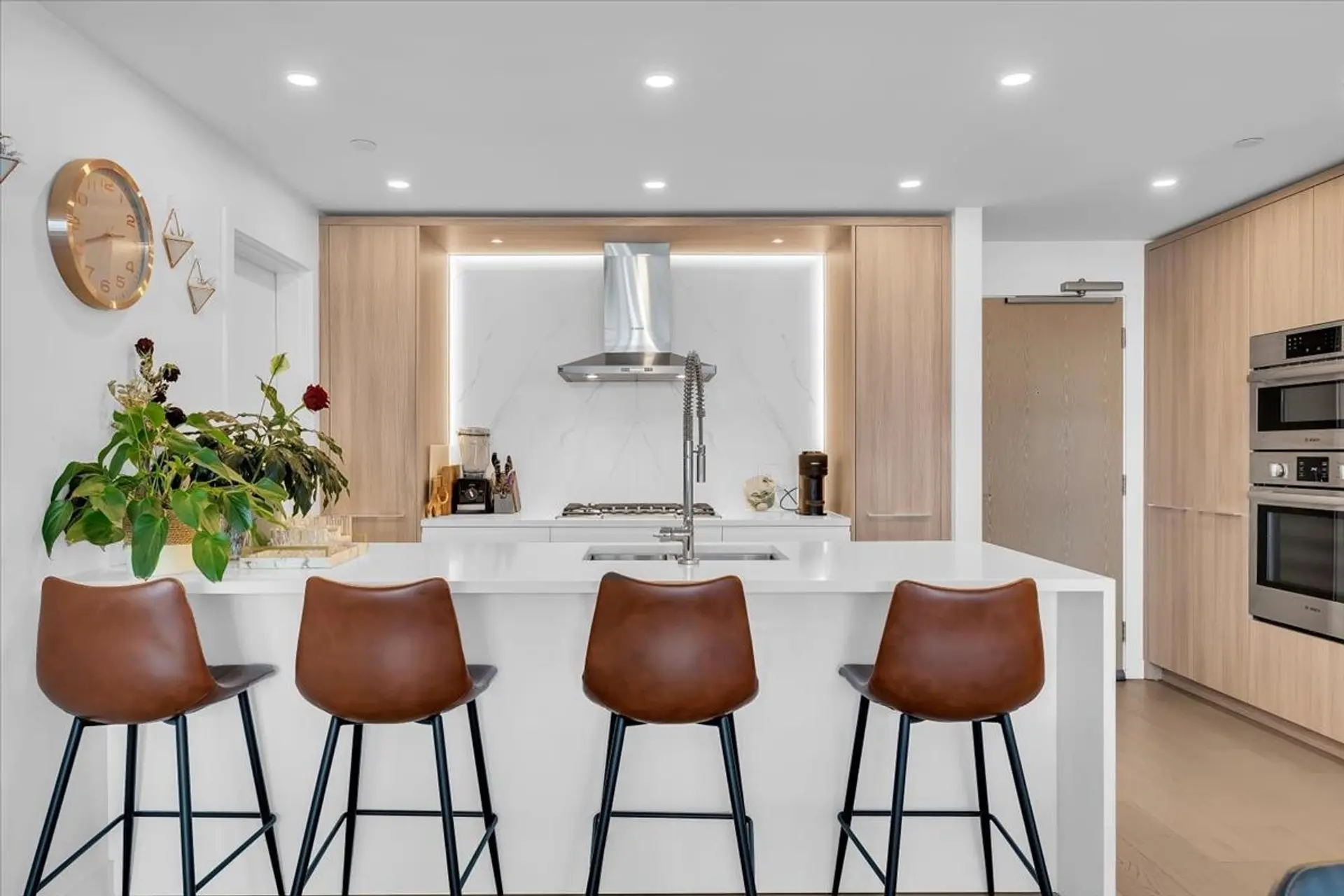 Property at #805 15165 Thrift Avenue, Surrey, BC