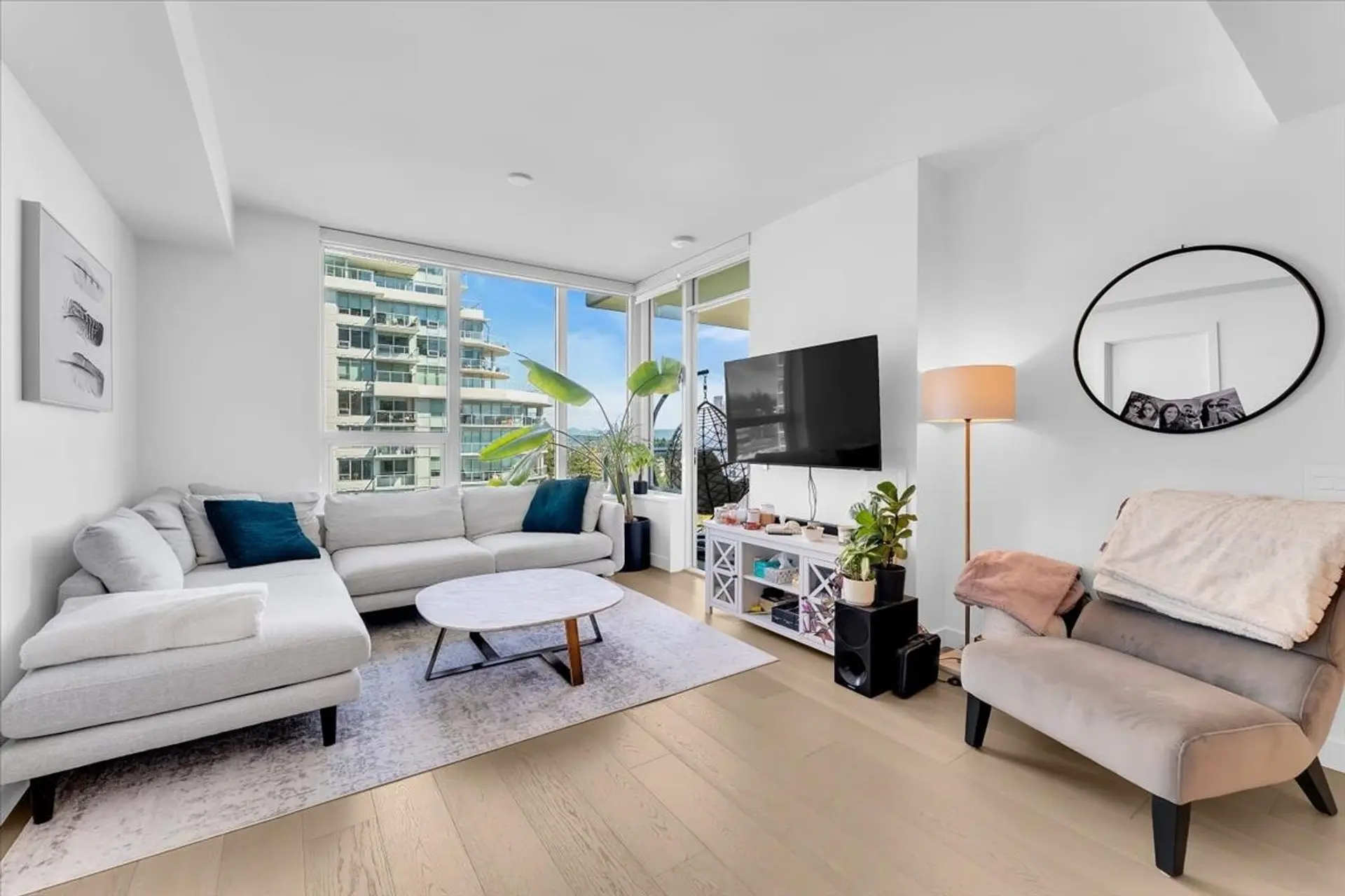 Property at #805 15165 Thrift Avenue, Surrey, BC