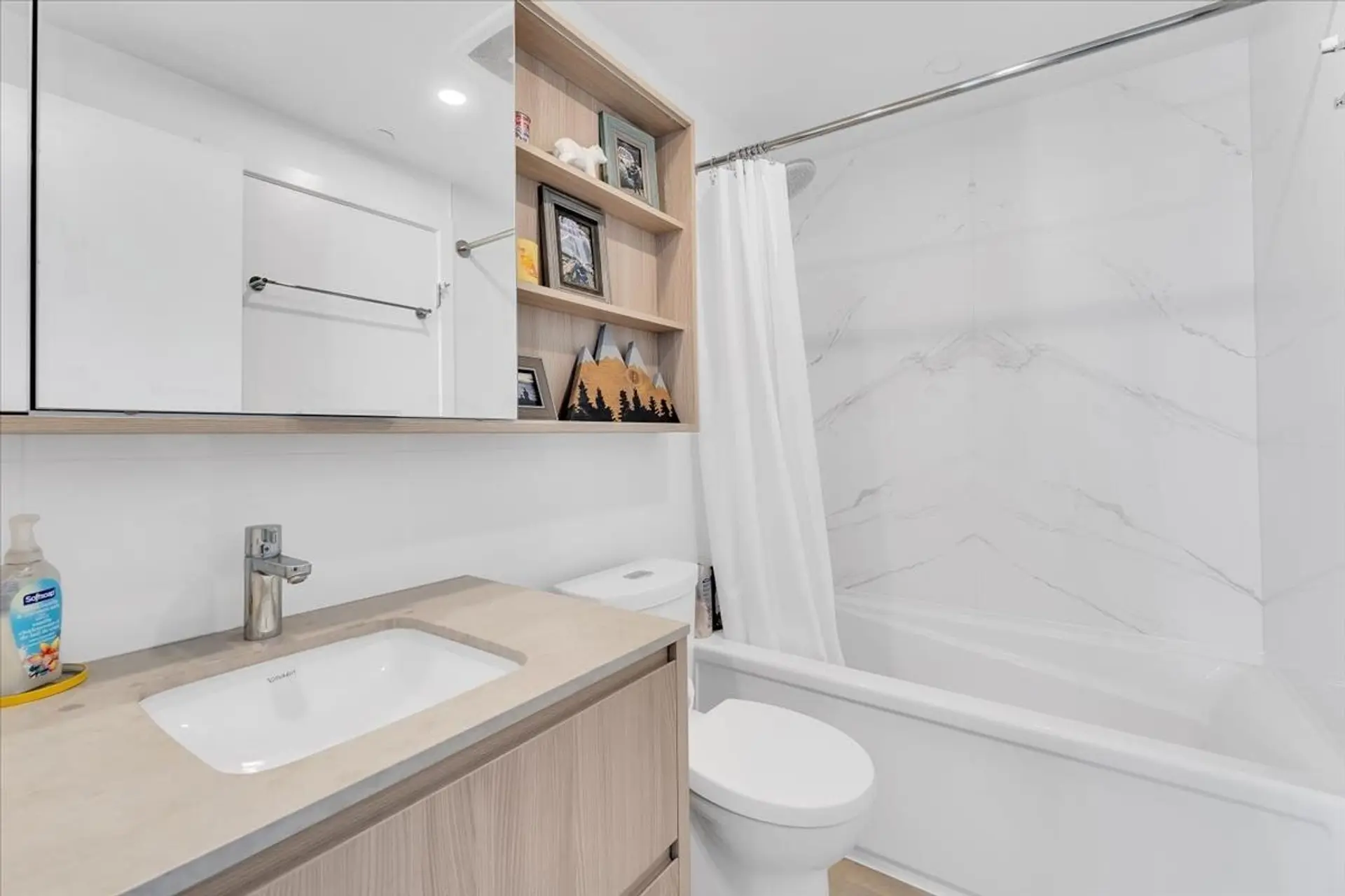 Property at #805 15165 Thrift Avenue, Surrey, BC