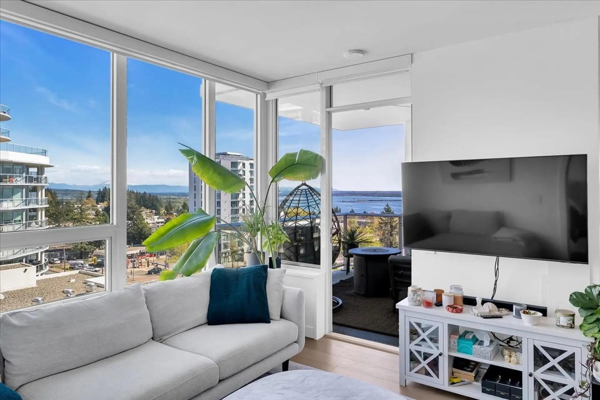 Property at #805 15165 Thrift Avenue, Surrey, BC