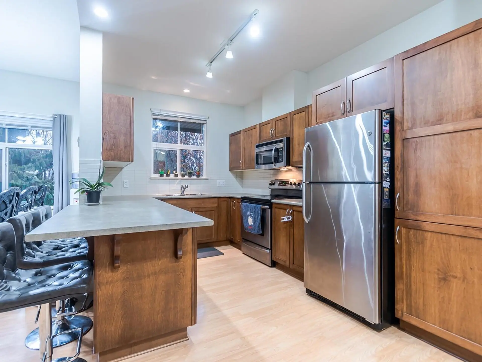 Property at #407 33338 E Bourquin Crescent, Abbotsford, BC