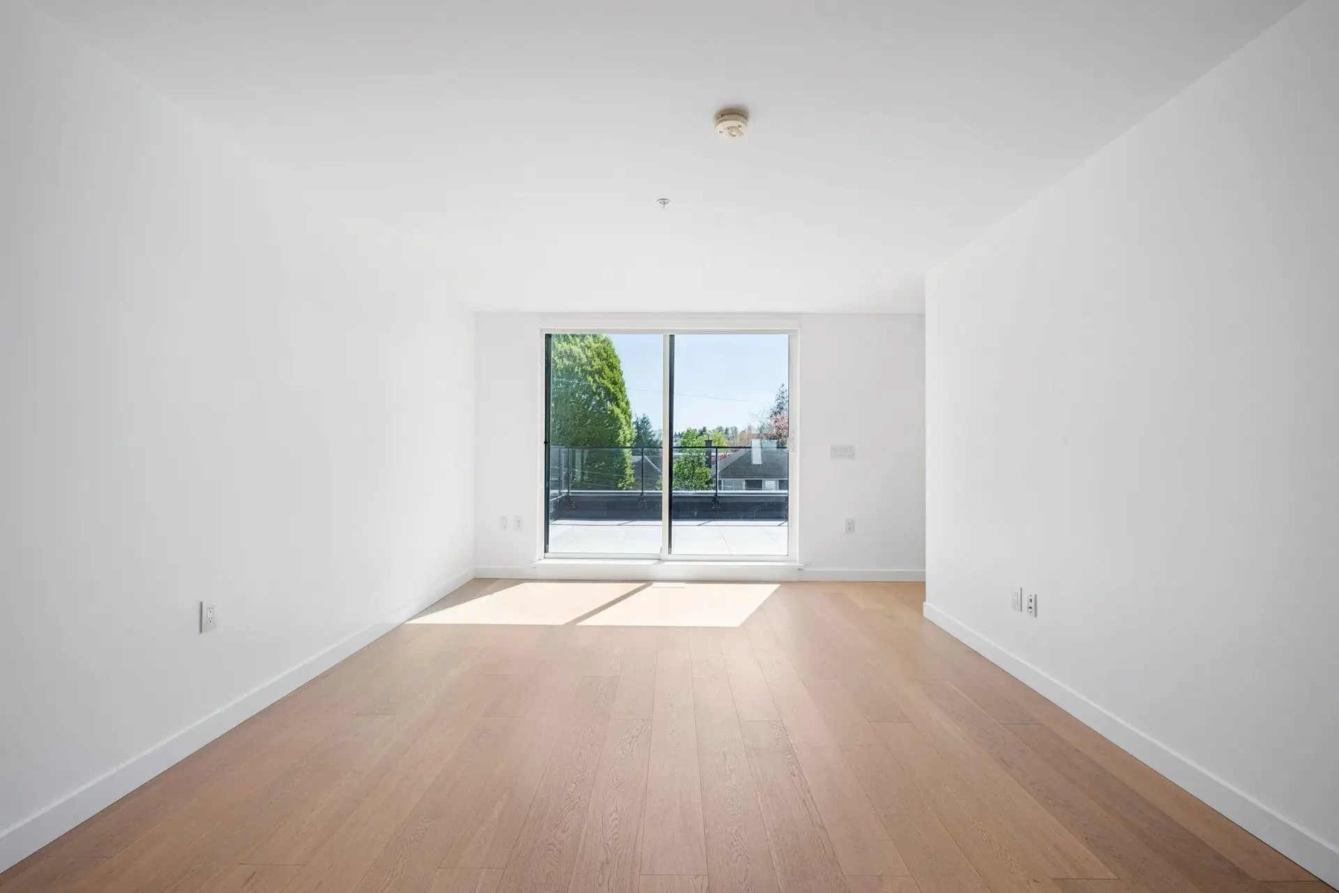 #211 90 King Edward Avenue - Image 5