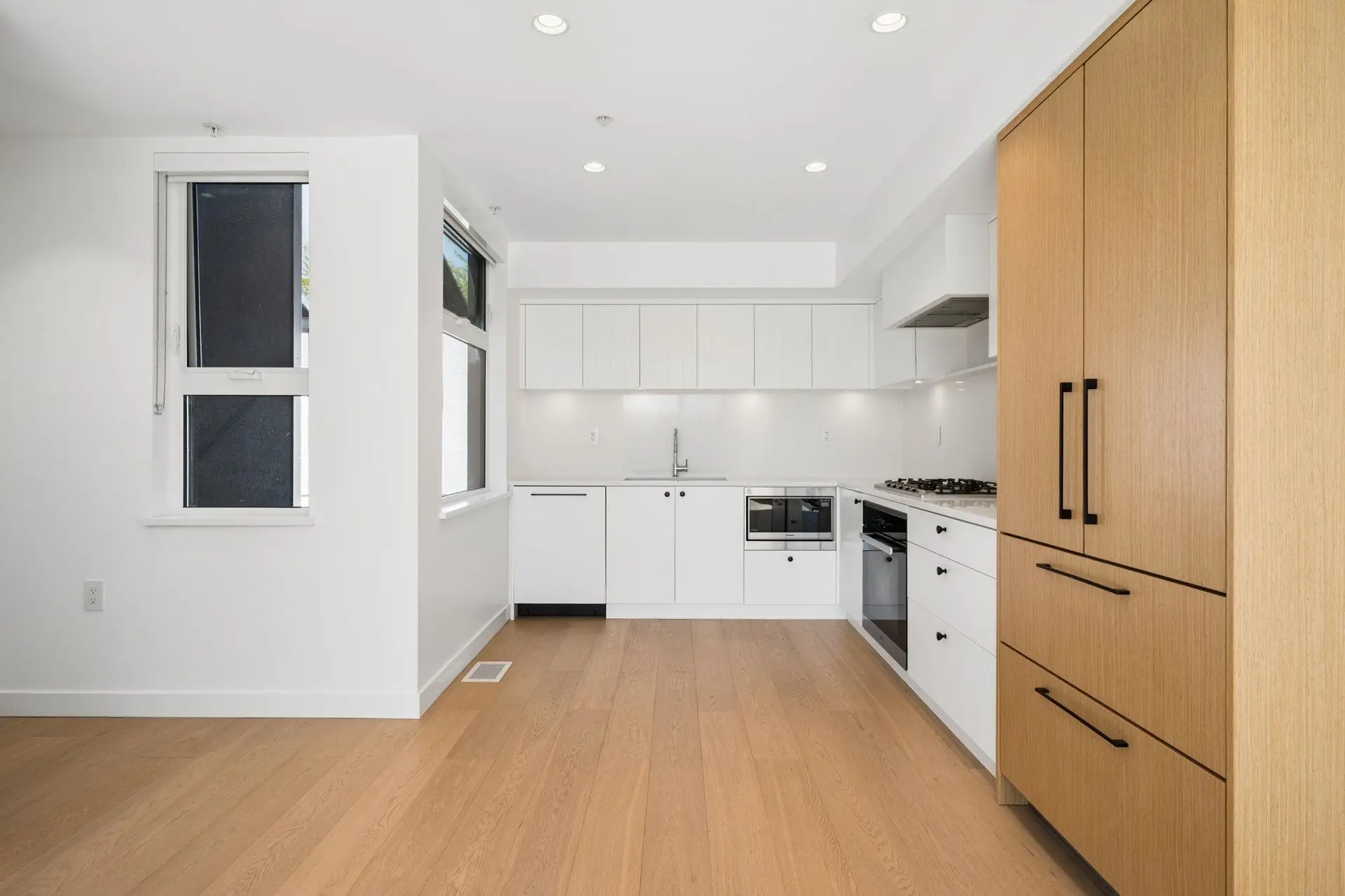 #211 90 King Edward Avenue - Image 4