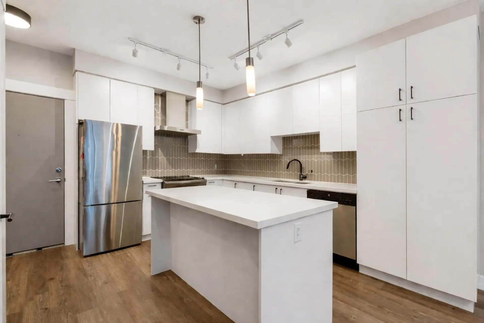 #B208 20838 78b Avenue - Image 4