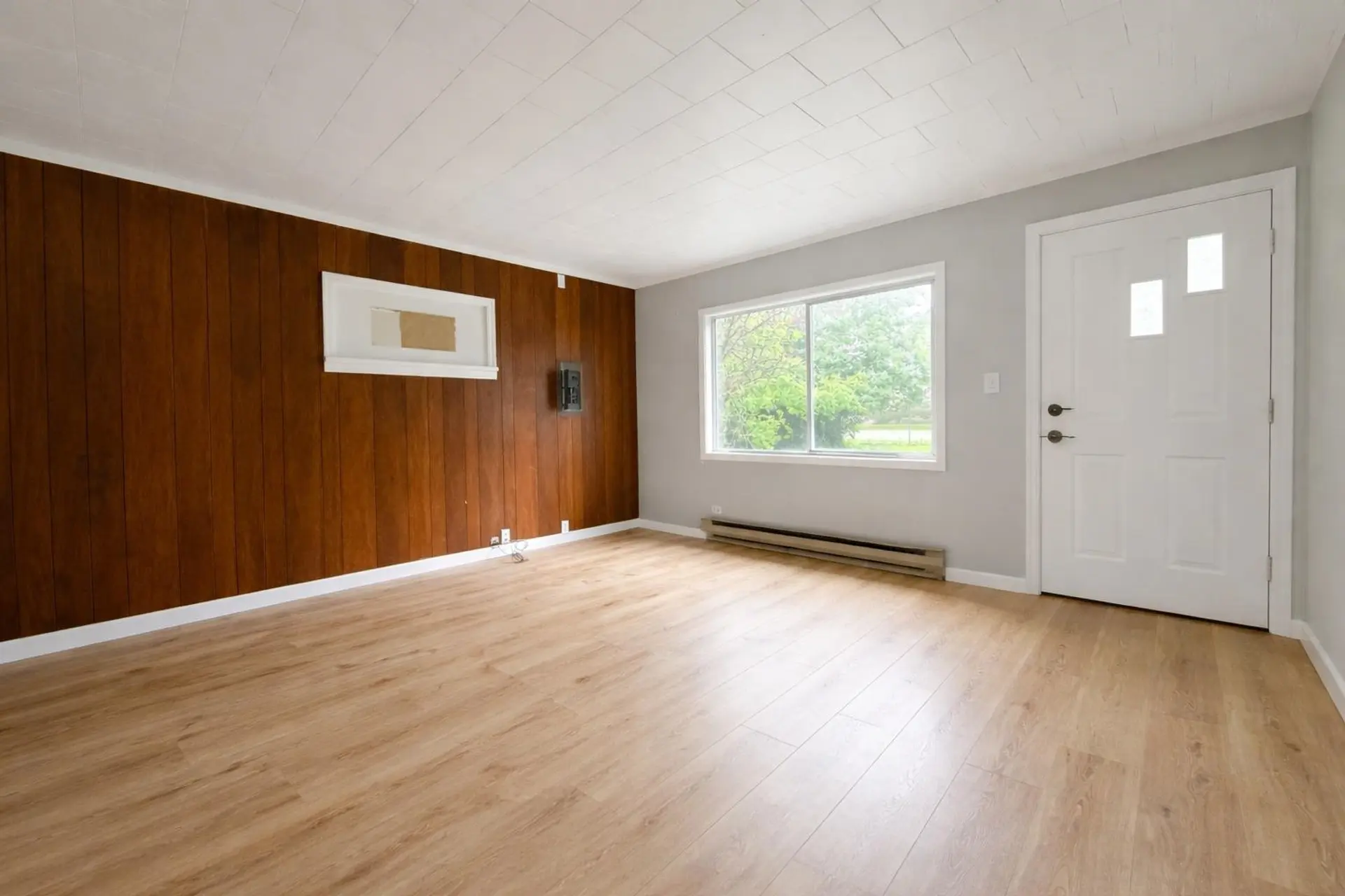 9405 Broadway - Image 4