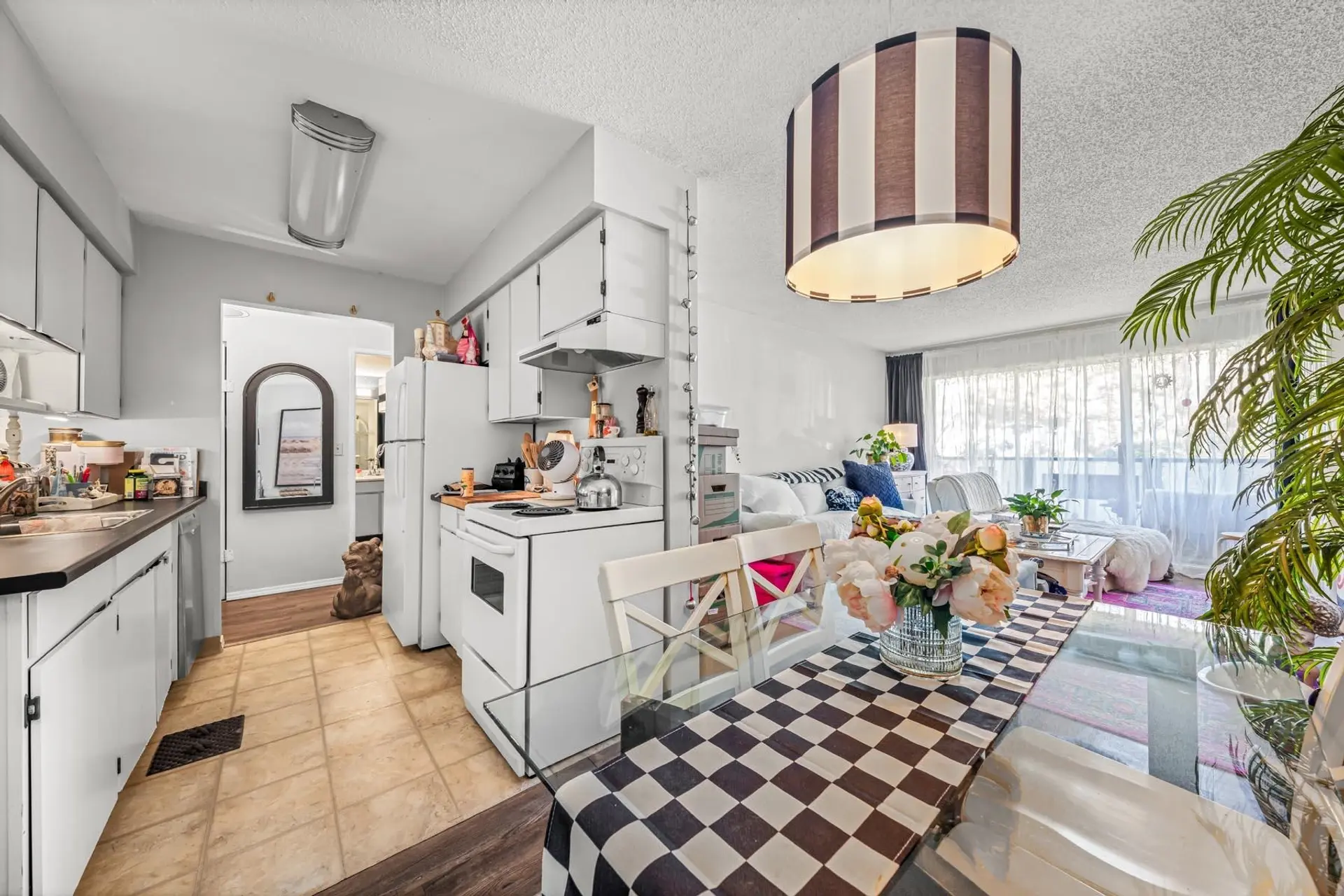 #207 230 Mowat Street - Image 4