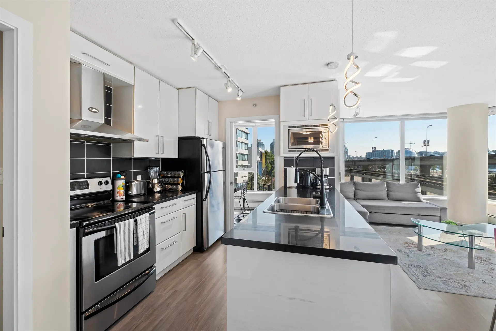 #305 689 Abbott Street - Image 10