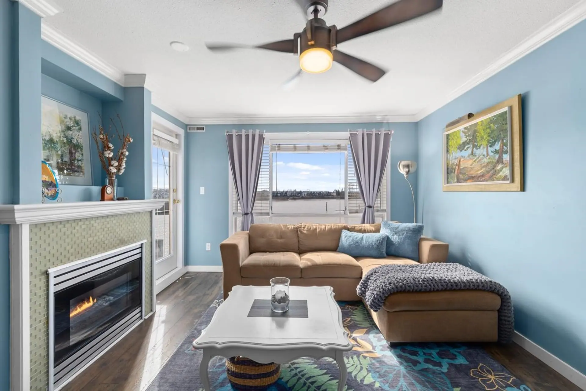#312 6 Renaissance Square - Image 2