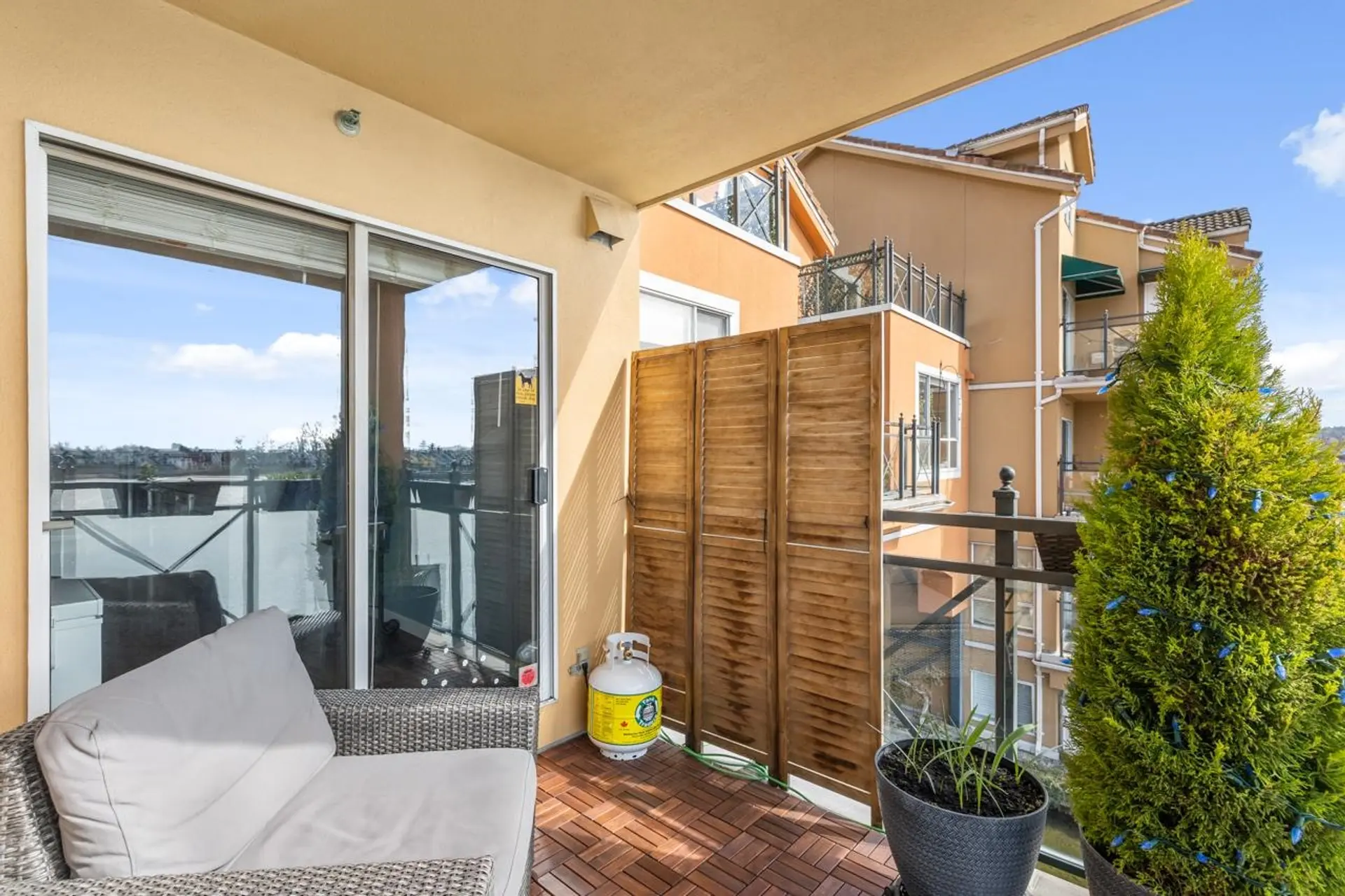 #312 6 Renaissance Square - Image 11