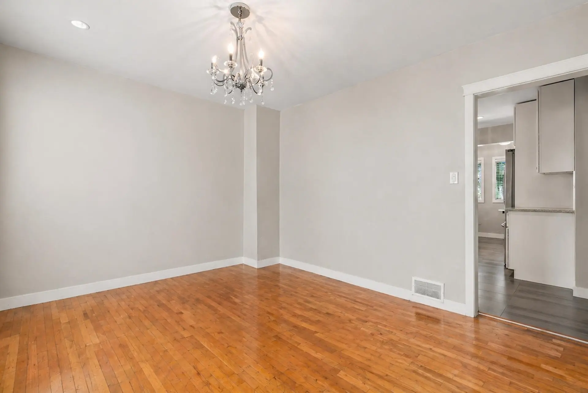 212 Mowat Street - Image 10