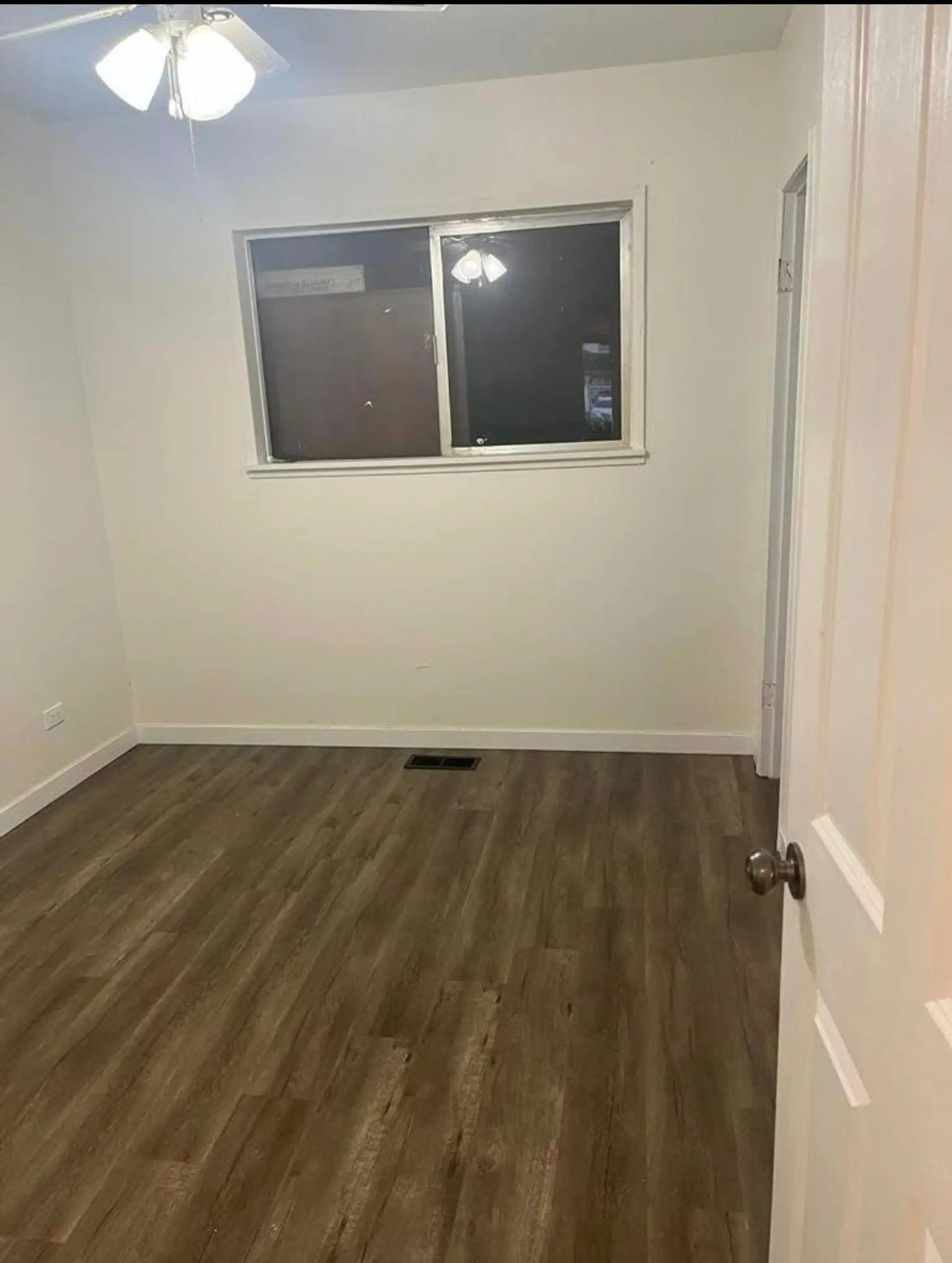 8561 Broadway - Image 11