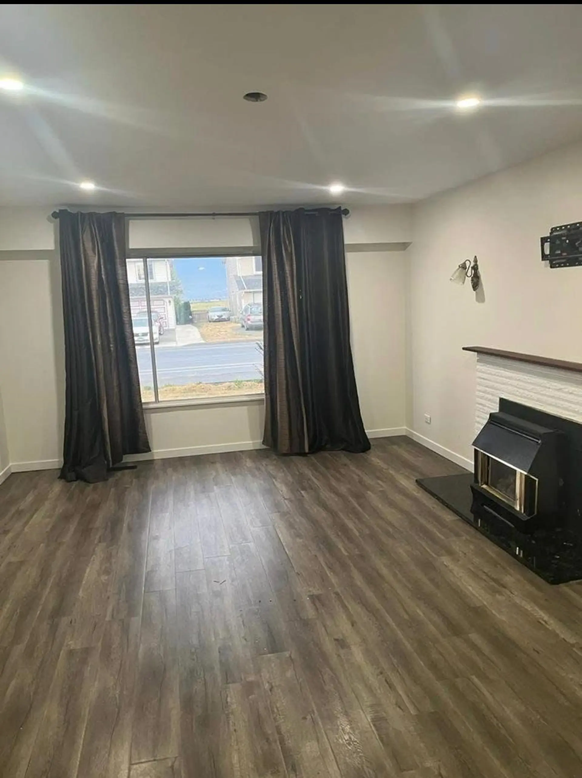 8561 Broadway - Image 8