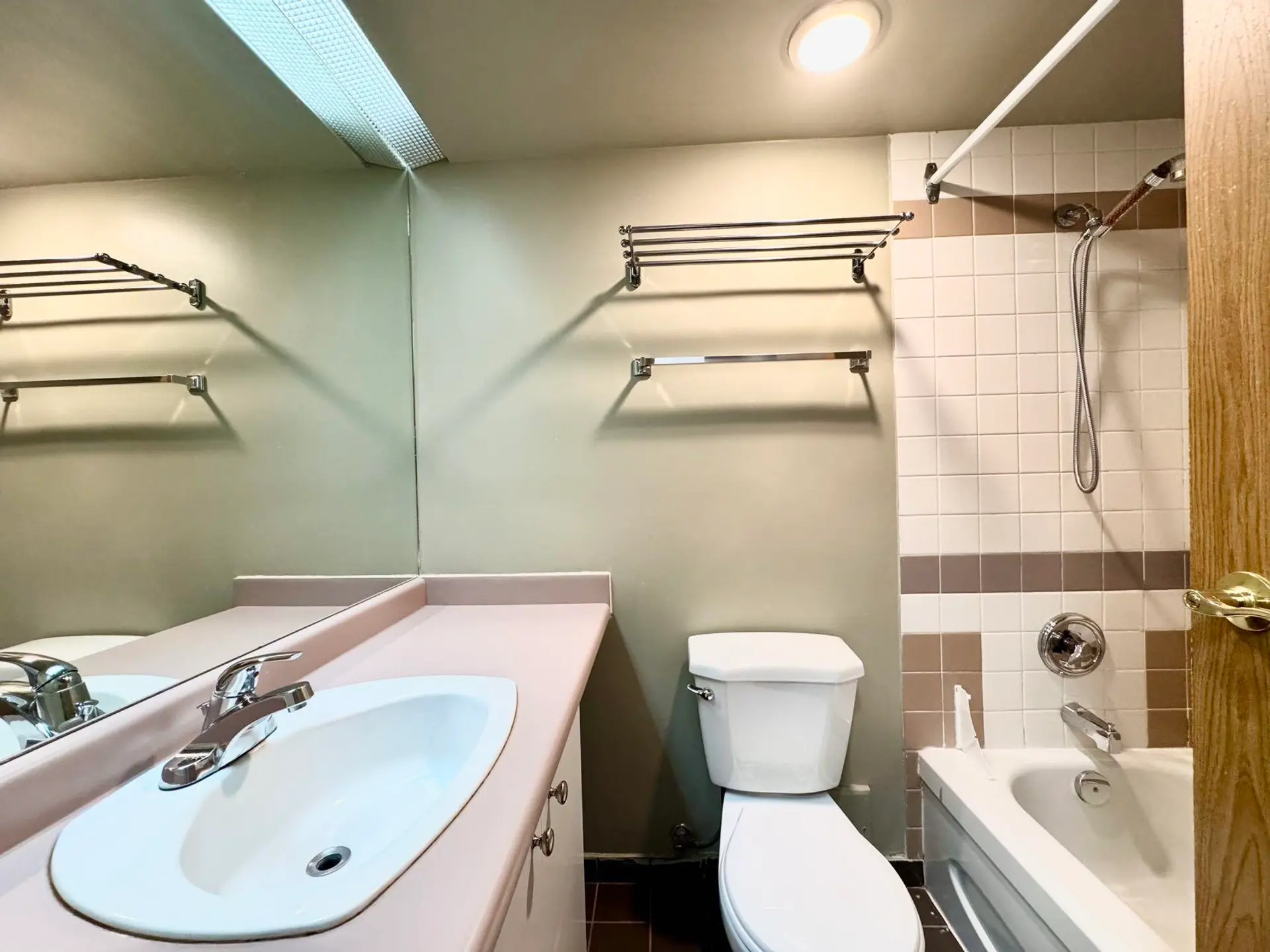 #204 1026 Queens Avenue - Image 10