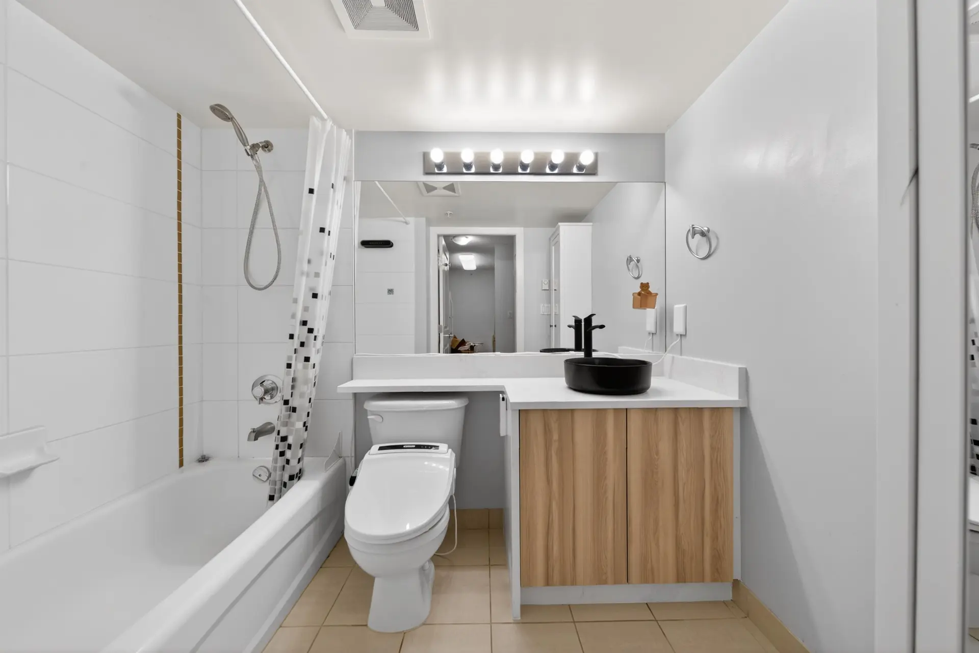 #403 3638 Vanness Avenue - Image 17