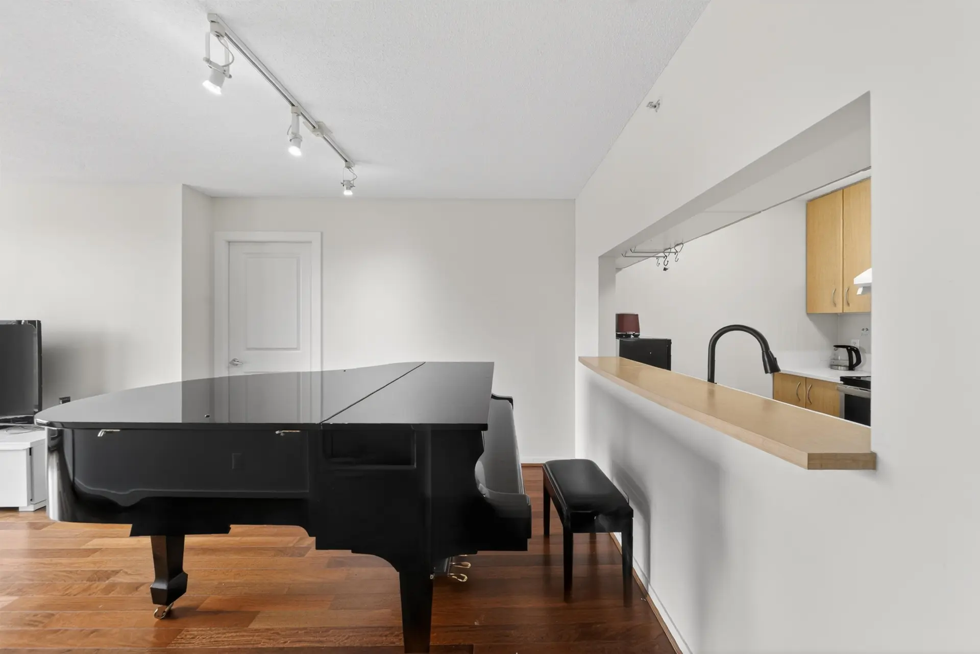 #403 3638 Vanness Avenue - Image 7