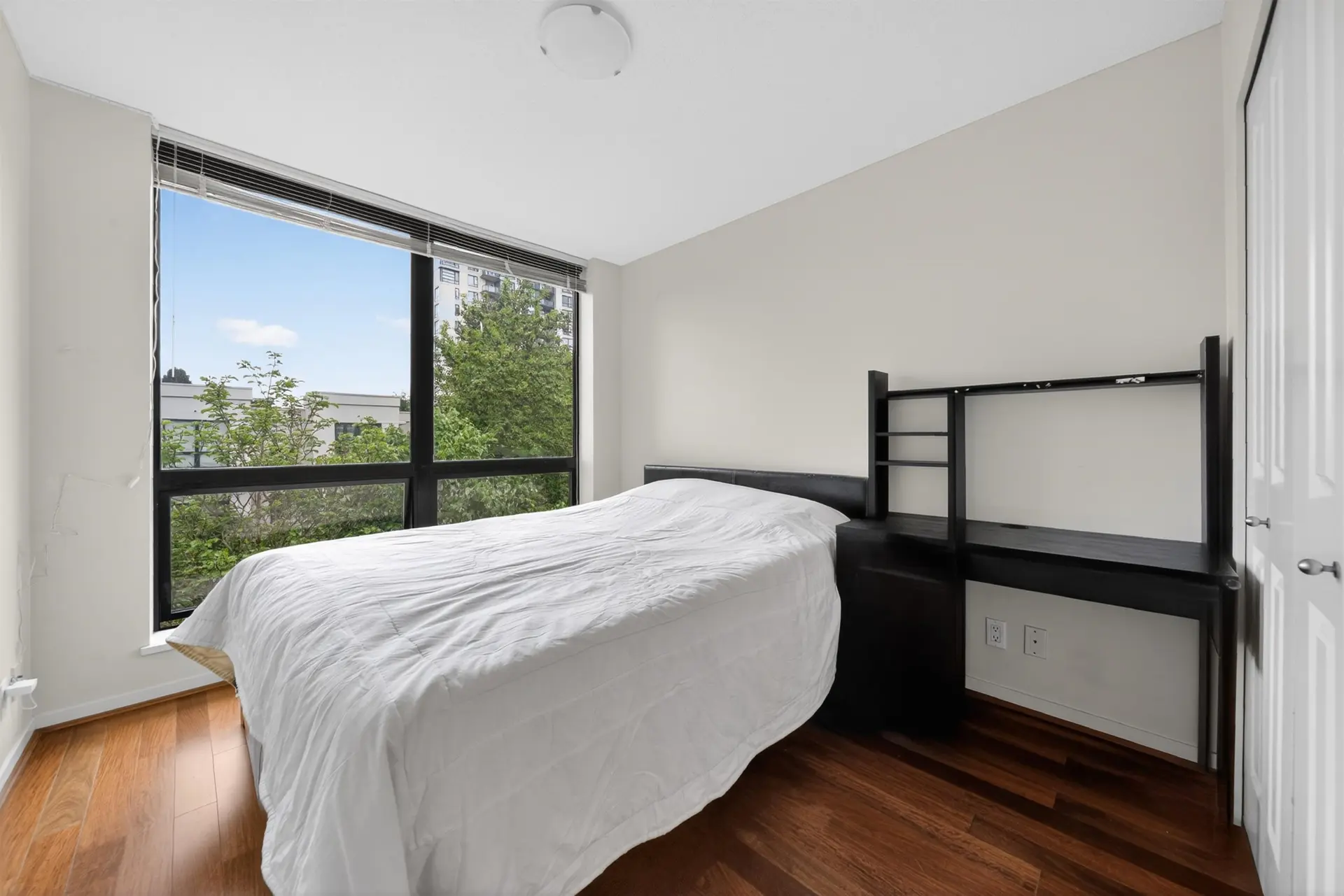 #403 3638 Vanness Avenue - Image 15