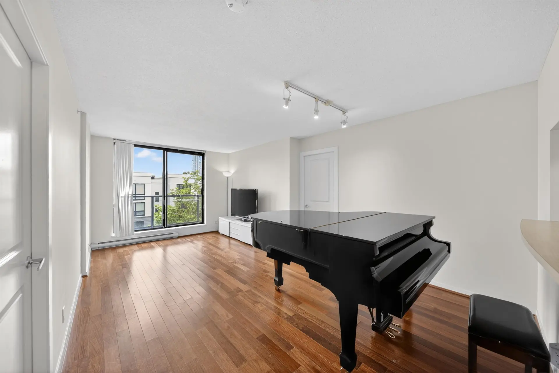 #403 3638 Vanness Avenue - Image 4