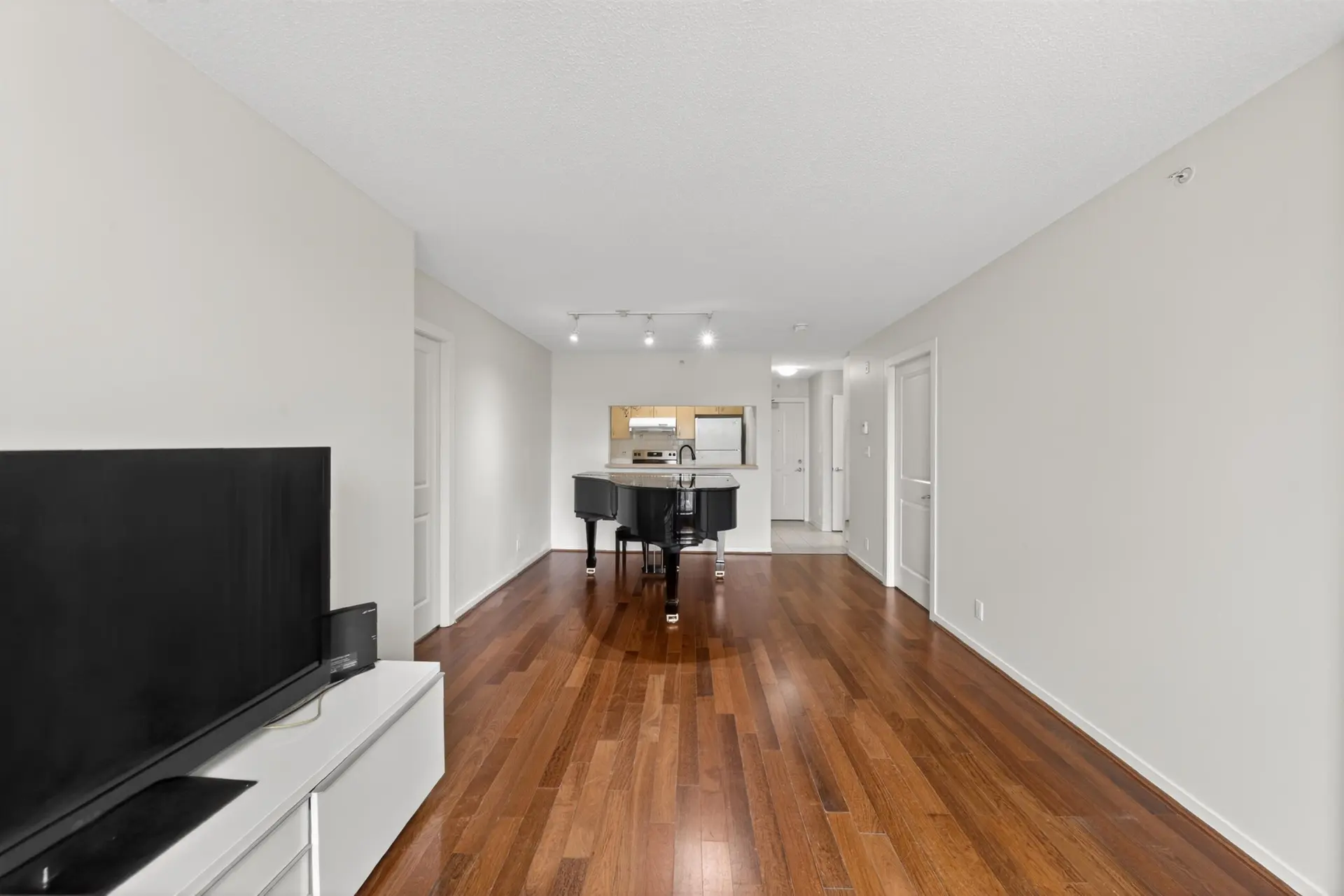 #403 3638 Vanness Avenue - Image 8