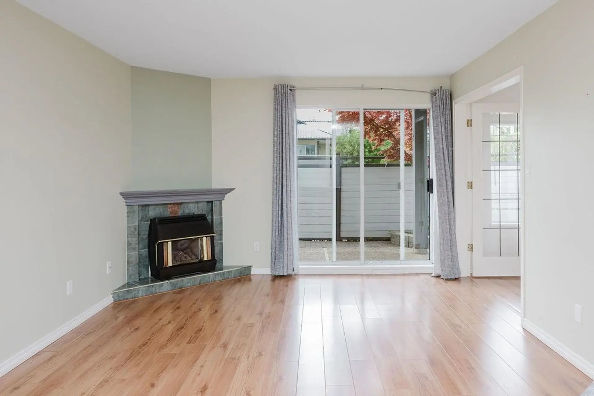 #4 689 Park Road - Image 2