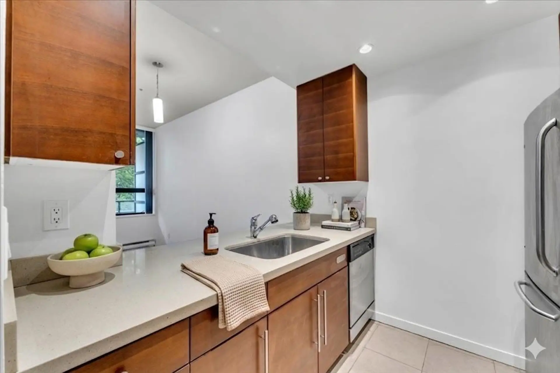 #313 1010 Howe Street - Image 5