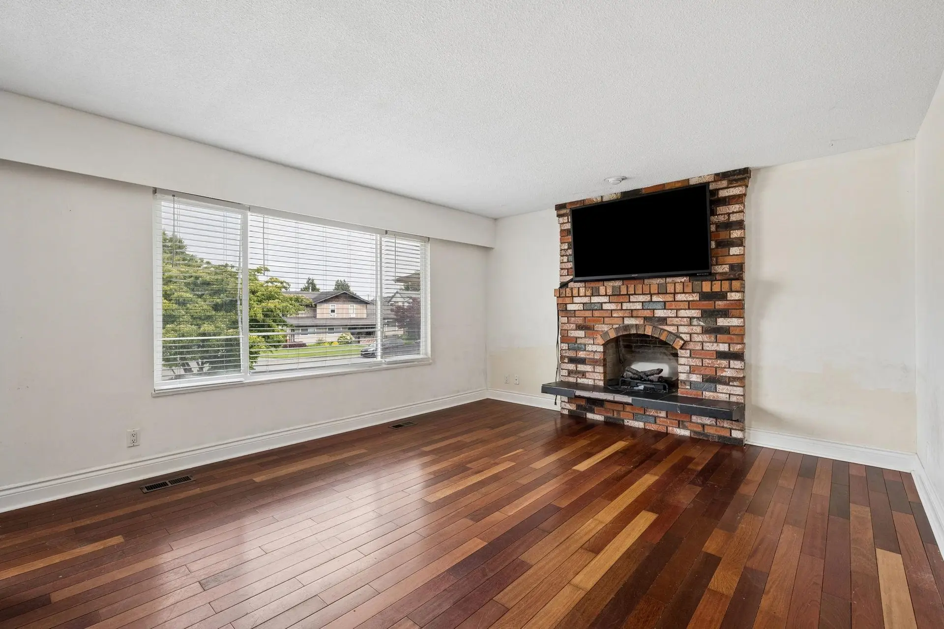 5388 46 Avenue - Image 4