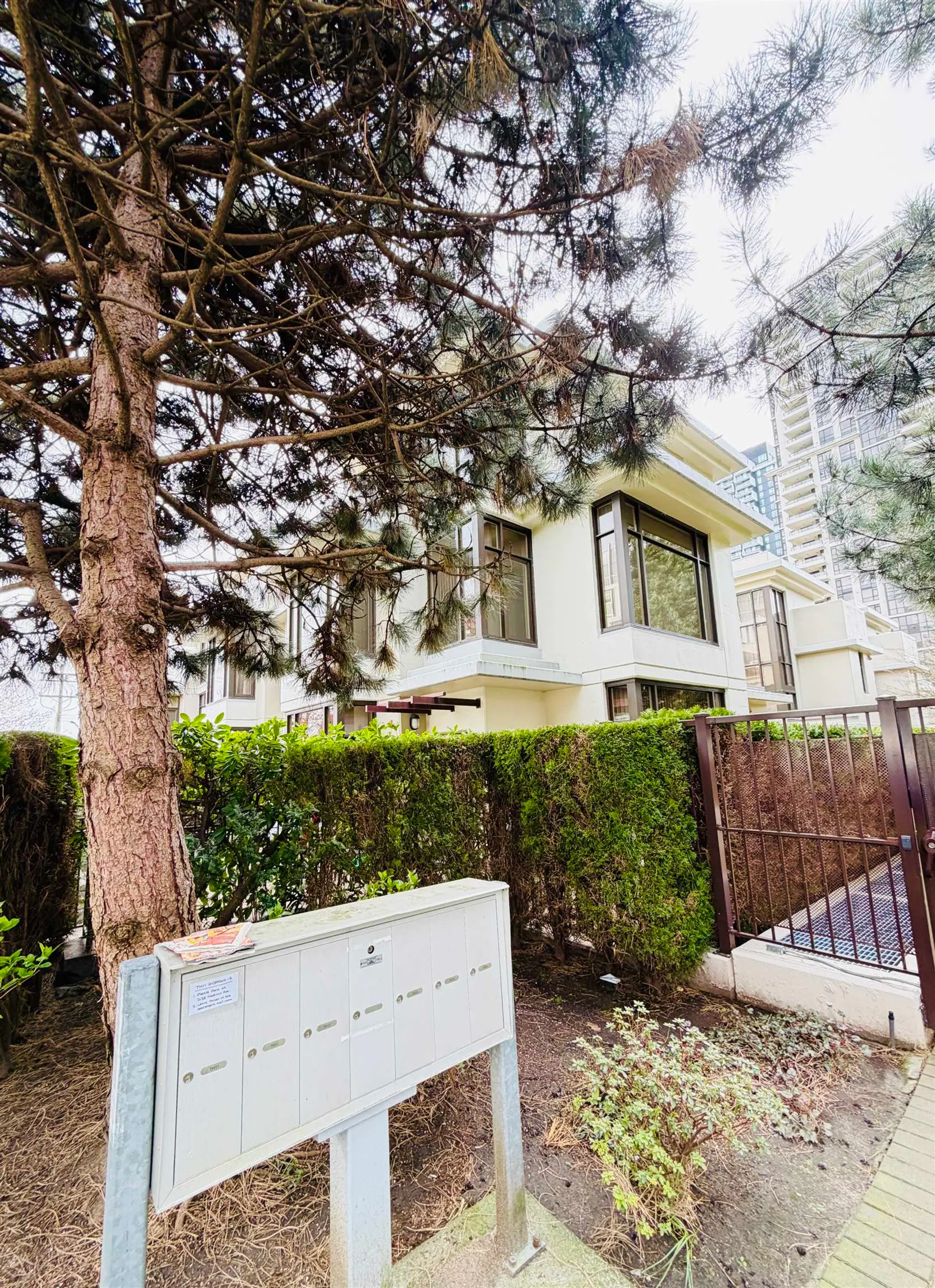 #TH13 2089 Rosser Avenue - Image 14