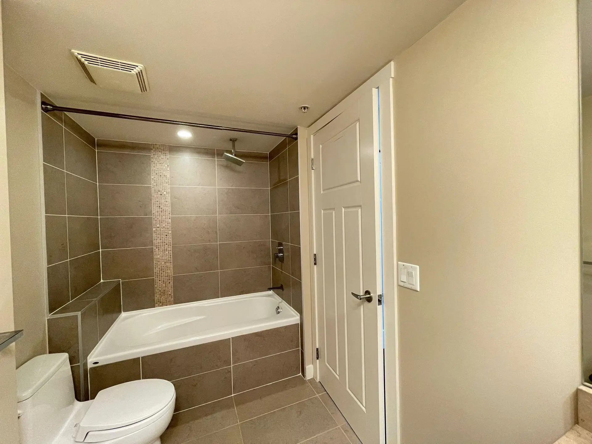 #2607 2978 Glen Drive - Image 16