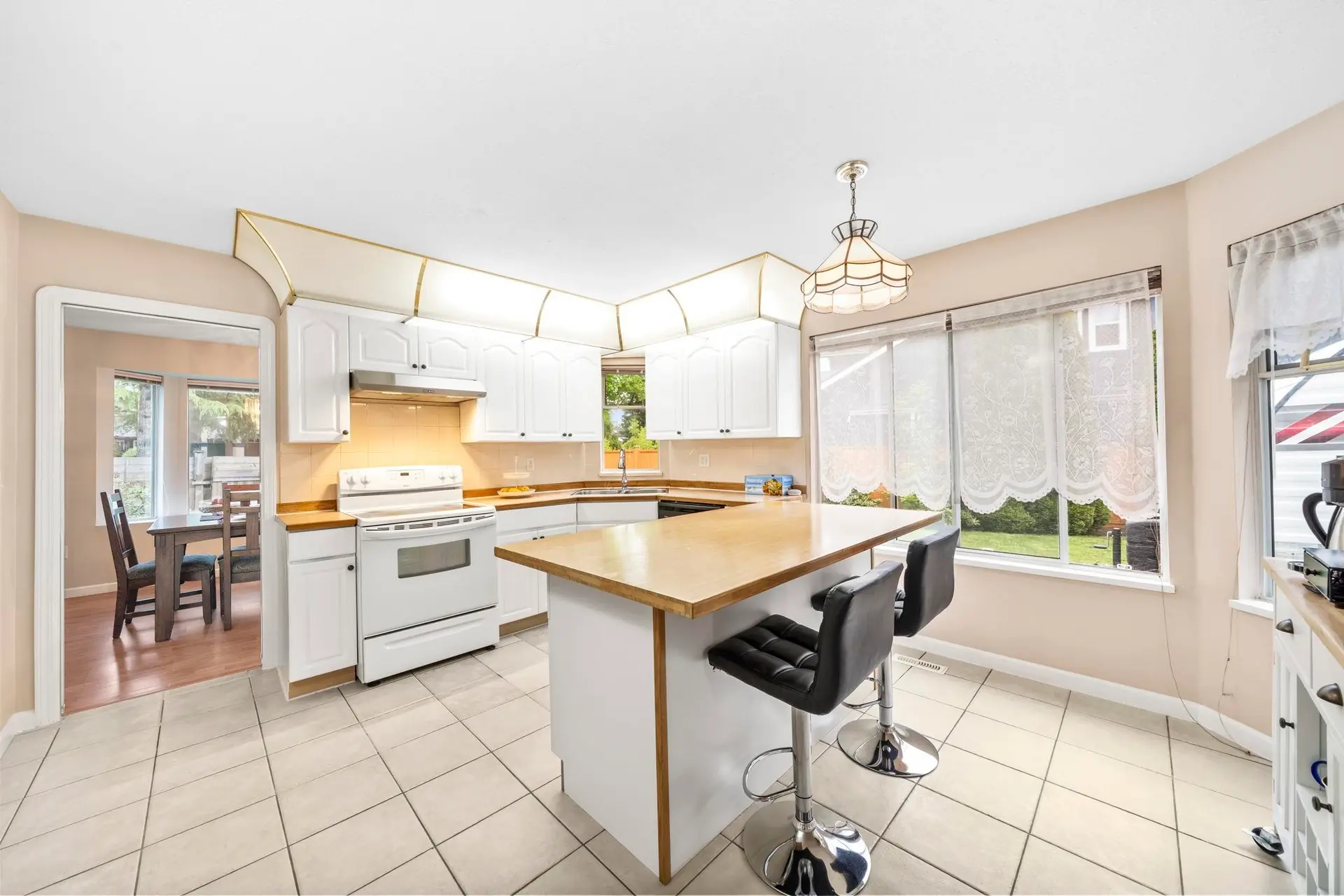 10898 160a Street - Image 4