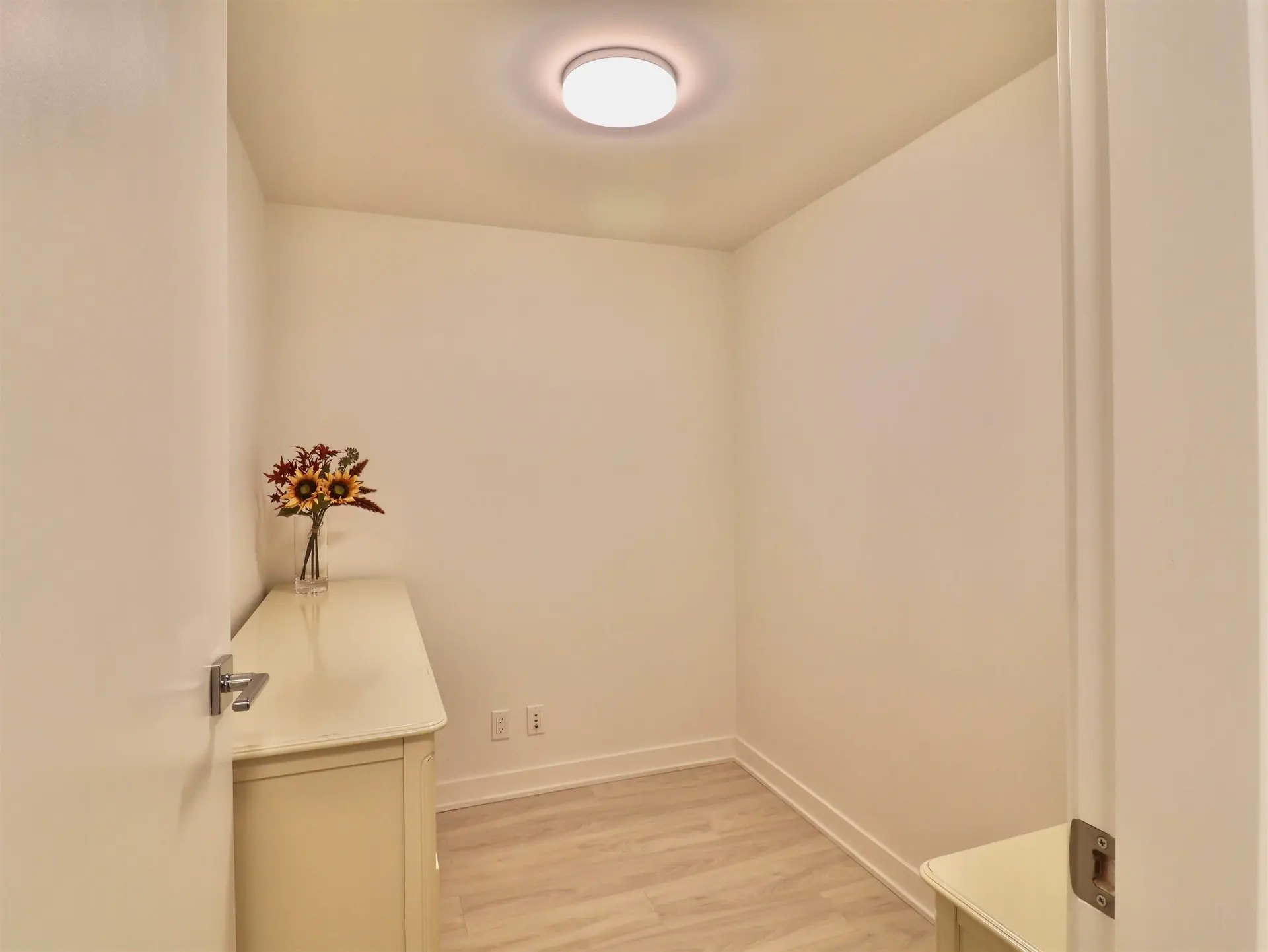 #1604 1401 Hunter Street - Image 6