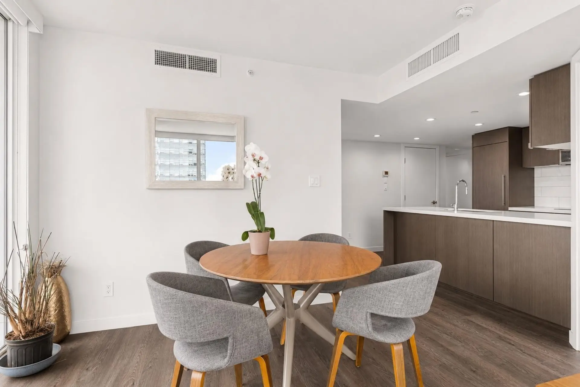 #1408 8189 Cambie Street - Image 4