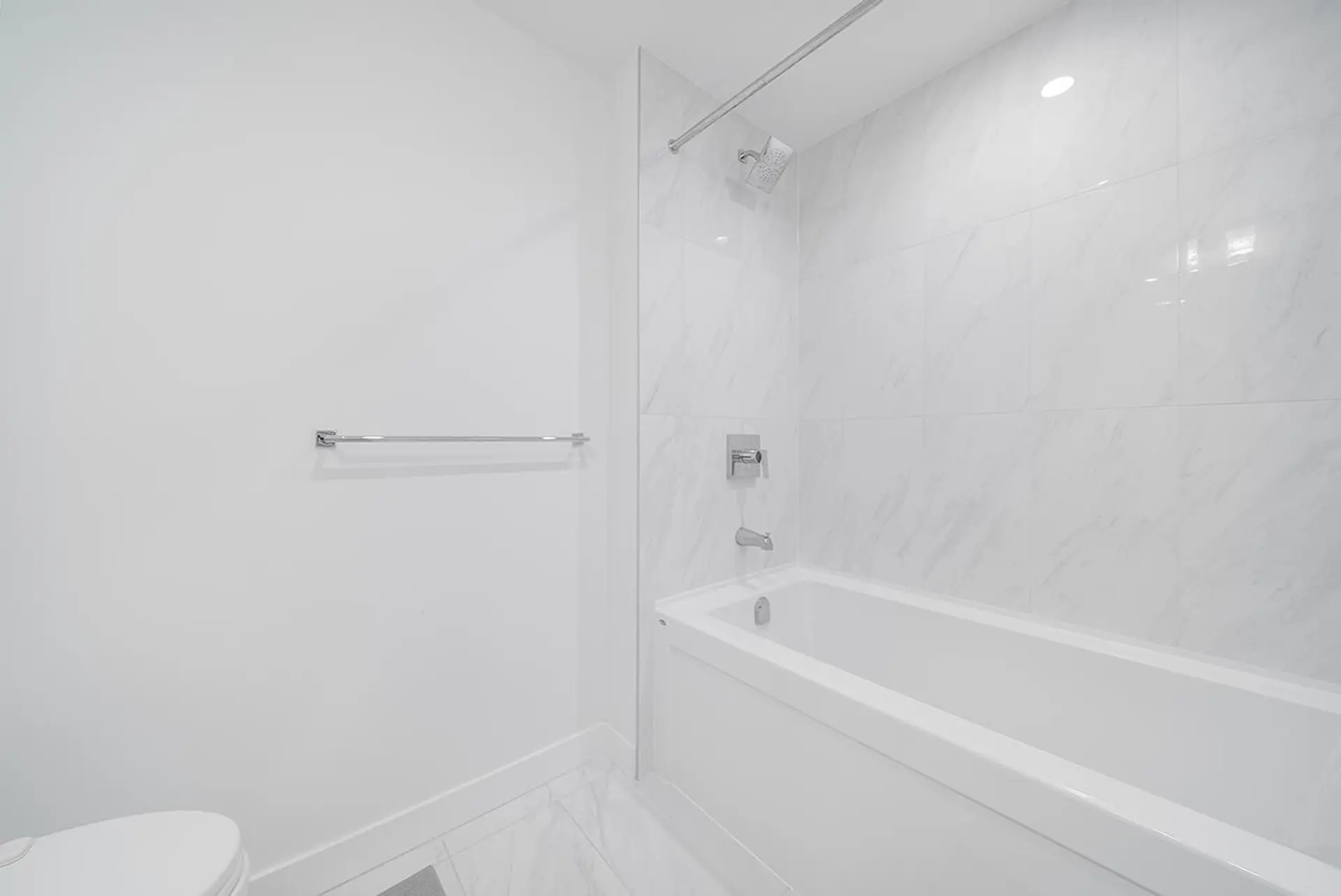 #305 2085 Skyline Court - Image 17