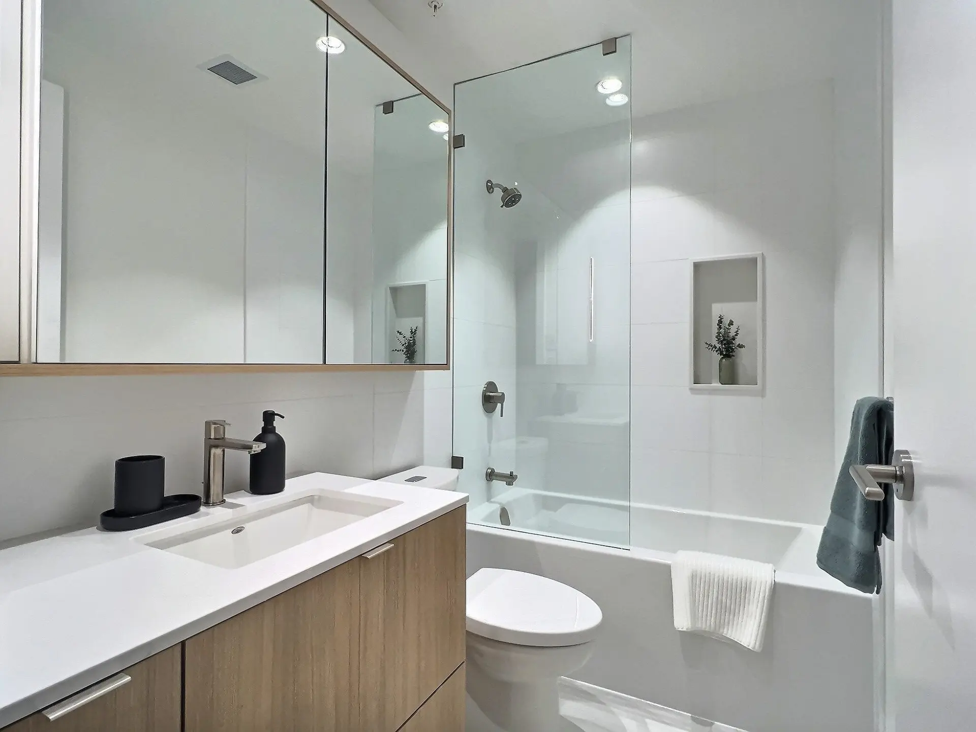 #1401 505 Nelson Street - Image 7