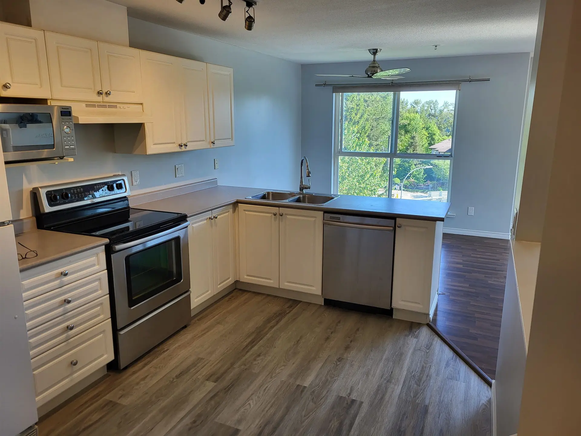 #505 22230 North Avenue - Image 2