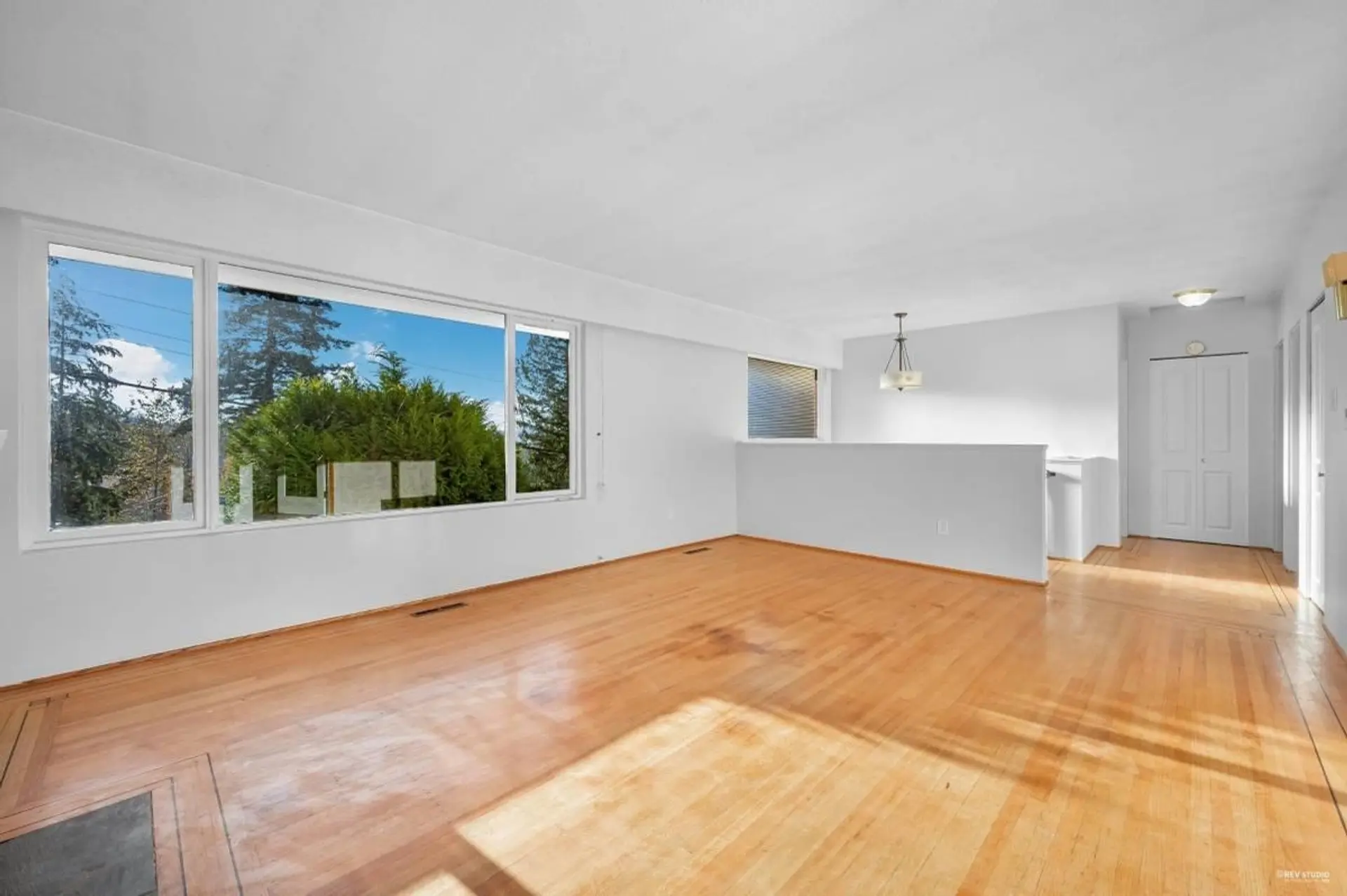 332 Laurentian Crescent - Image 4