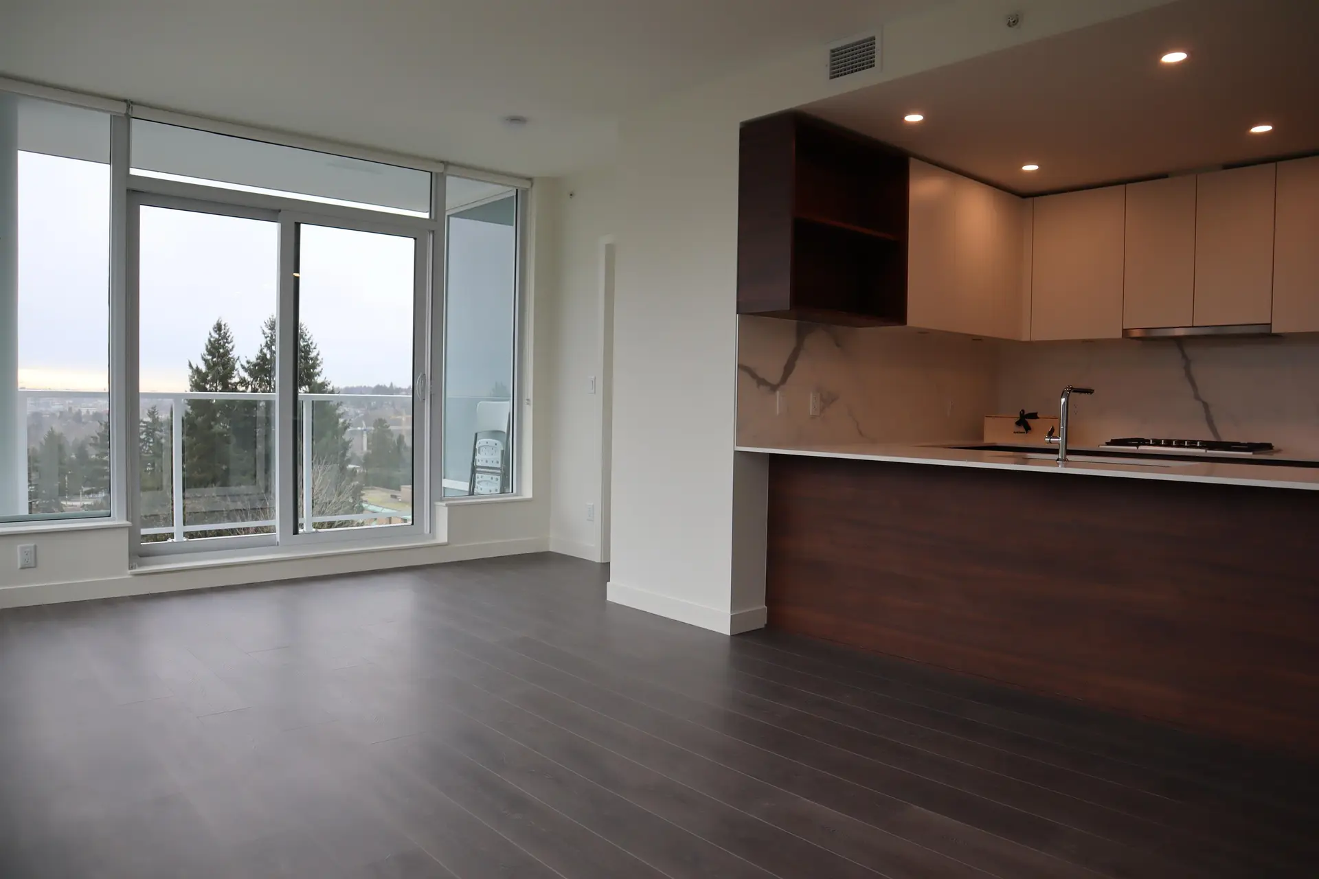 #705 585 Austin Avenue - Image 4