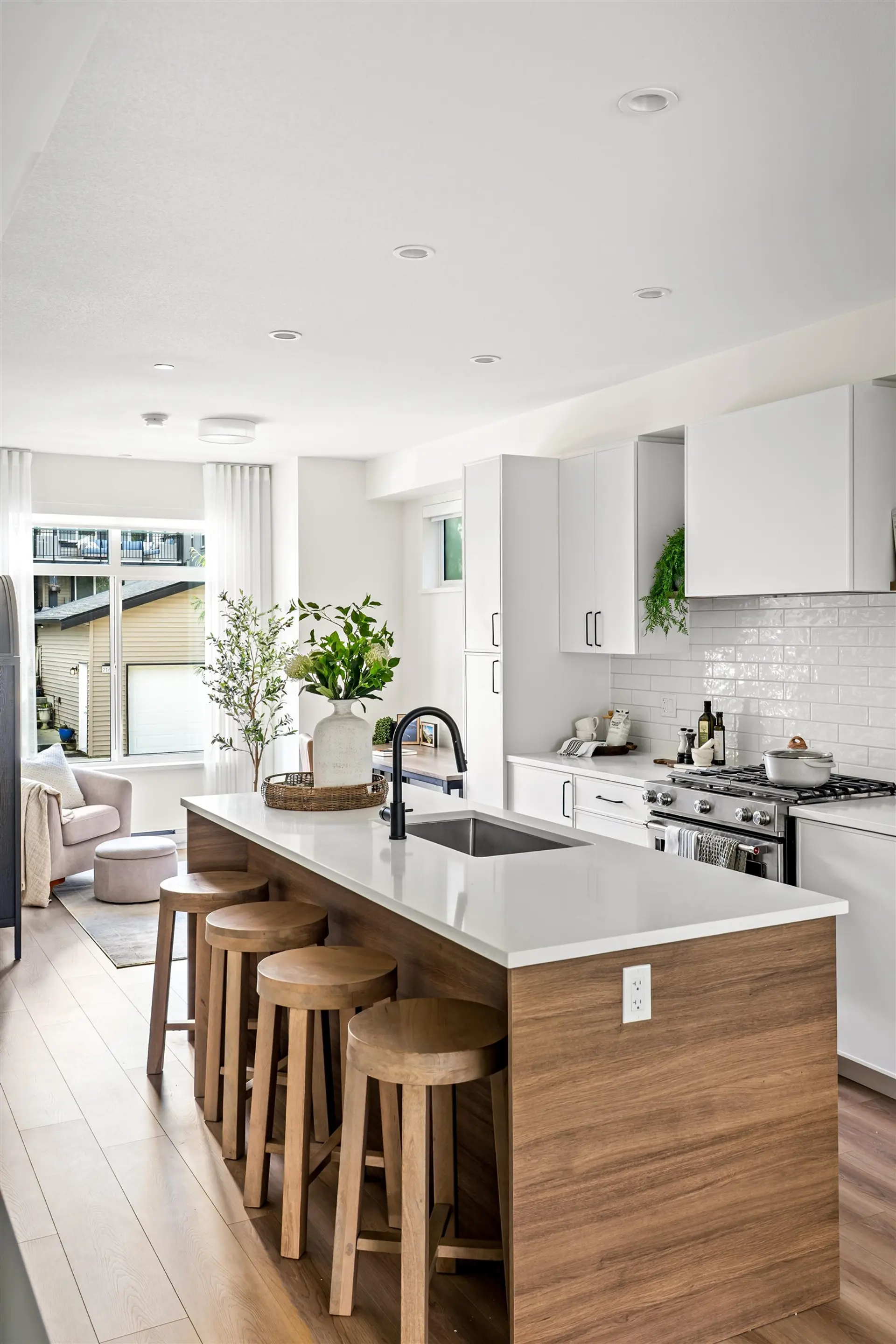 #17 2150 Rindall Avenue - Image 2