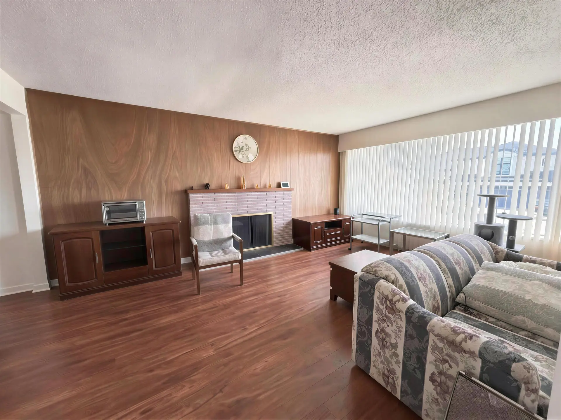 10580 Dennis Crescent - Image 2