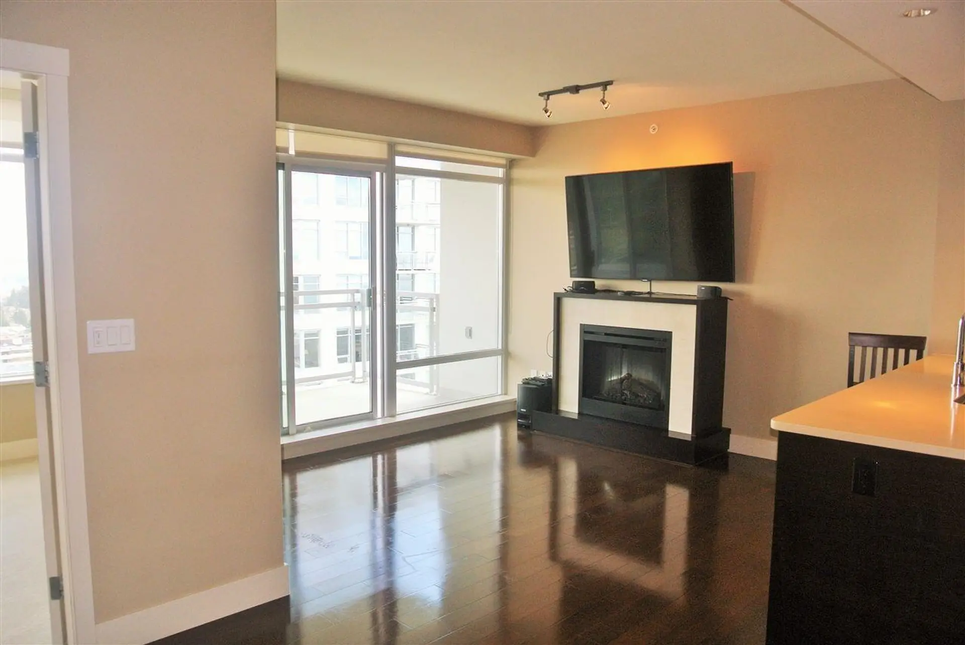 #1407 15152 Russell Avenue - Image 1