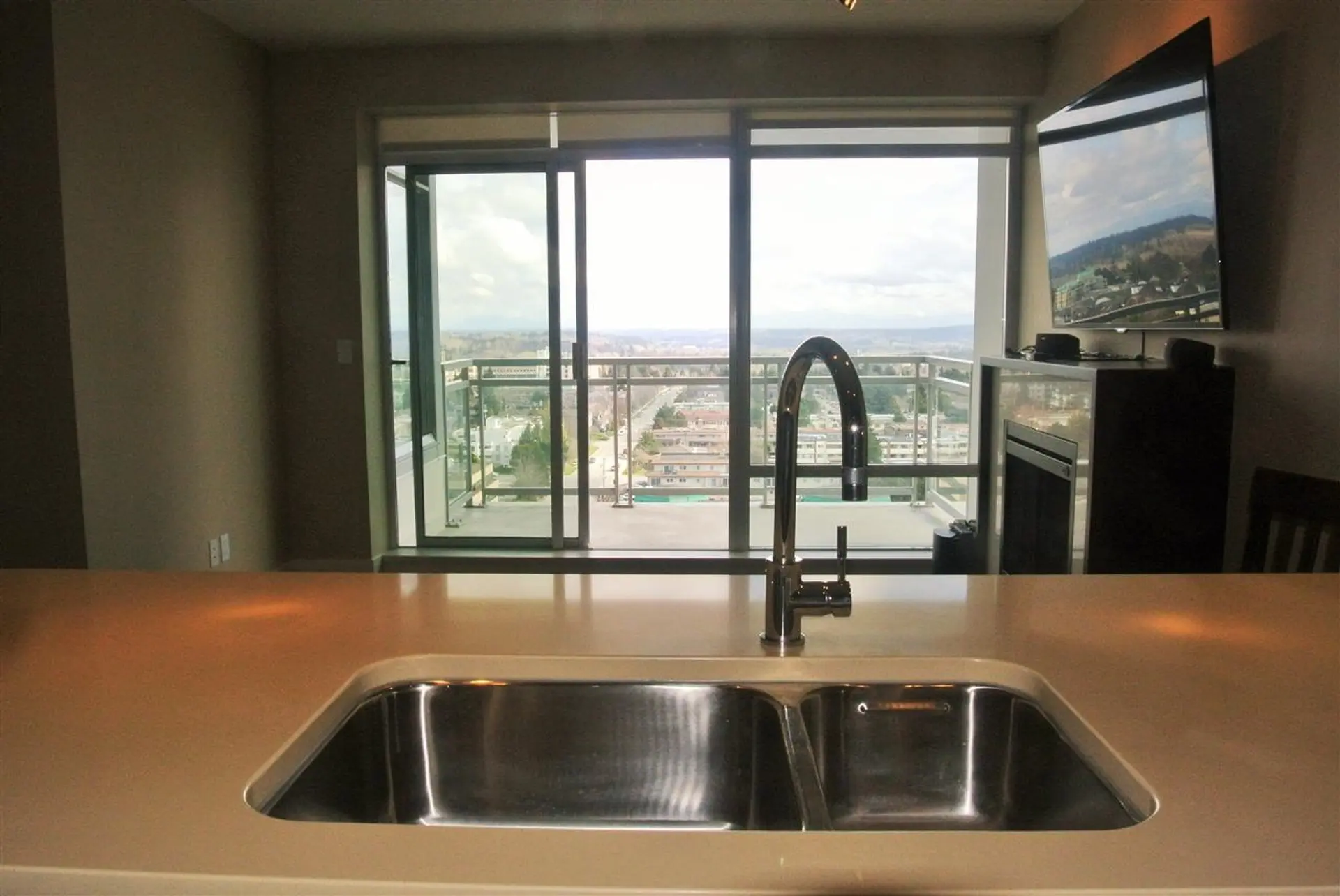 #1407 15152 Russell Avenue - Image 5