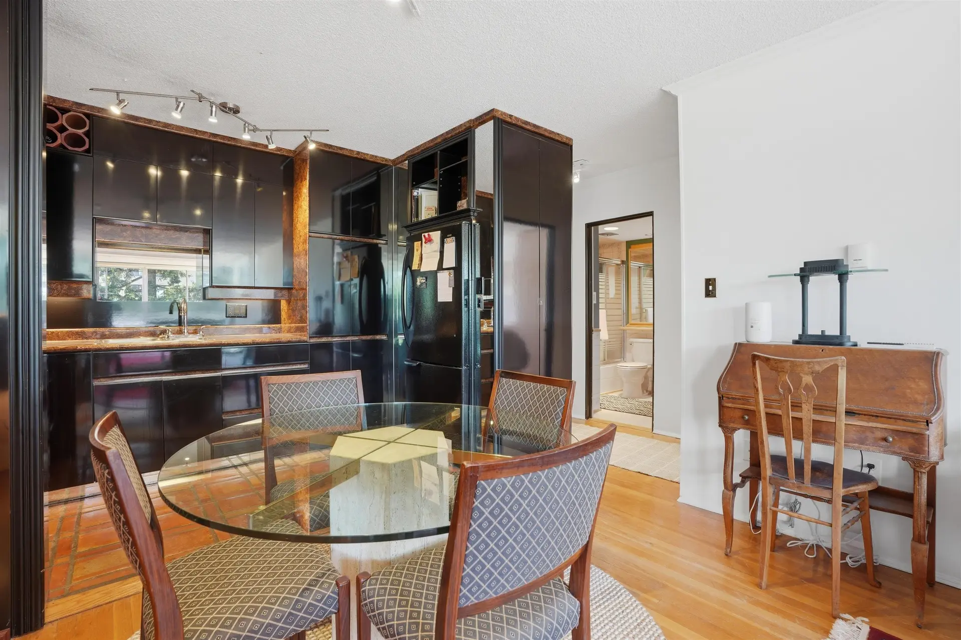 #215 1425 Esquimalt Avenue - Image 4