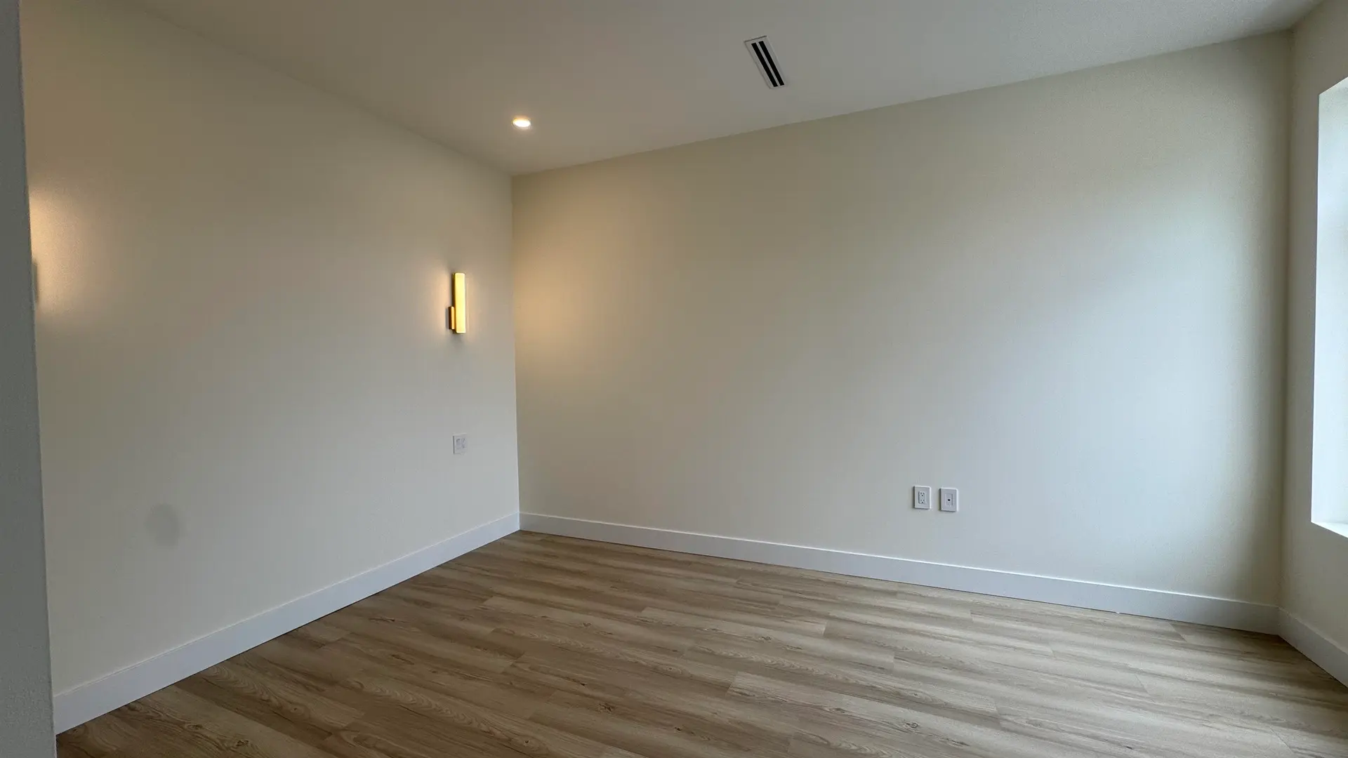 #1 5779 Clarendon Street - Image 13