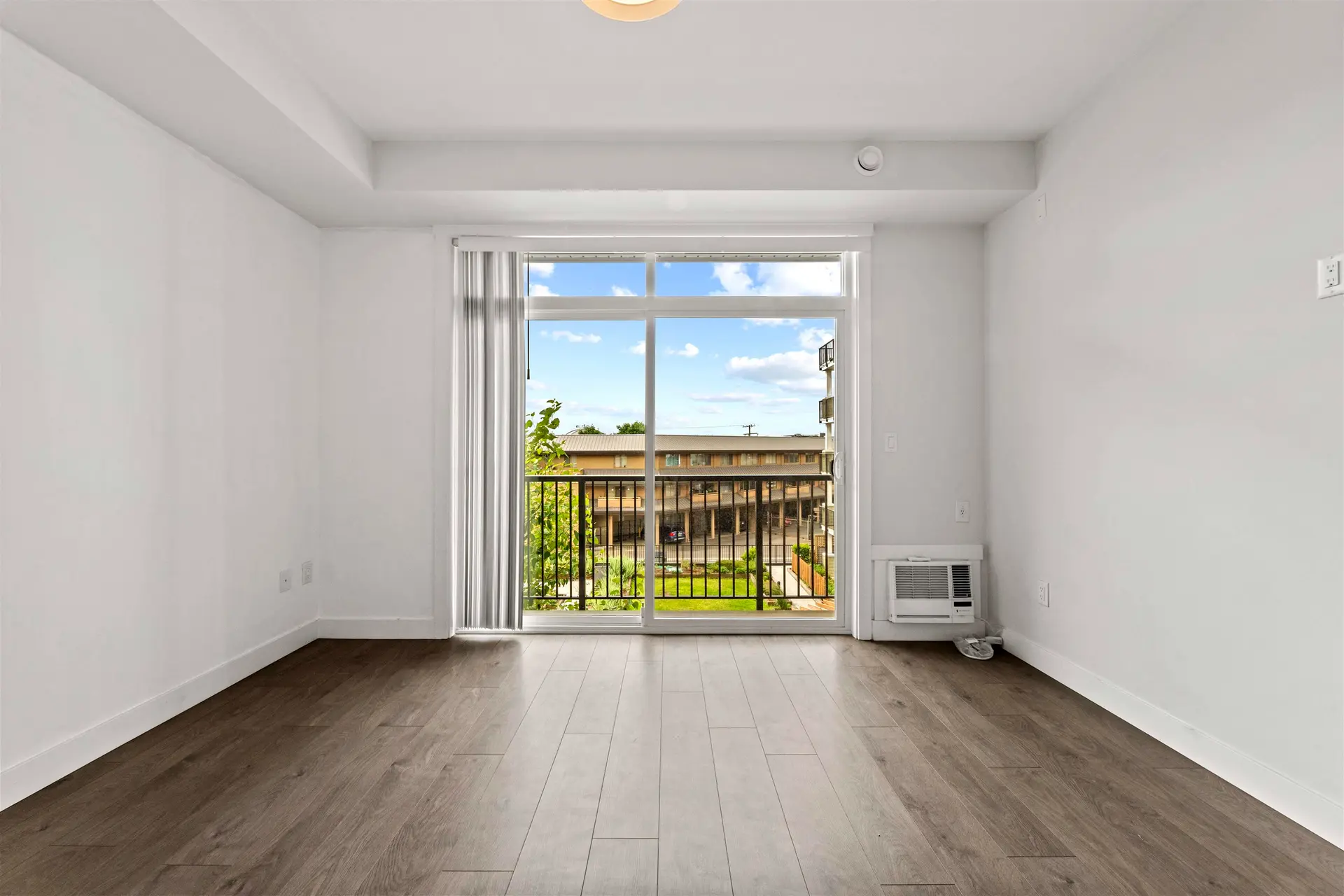 #305 20686 Eastleigh Crescent - Image 10